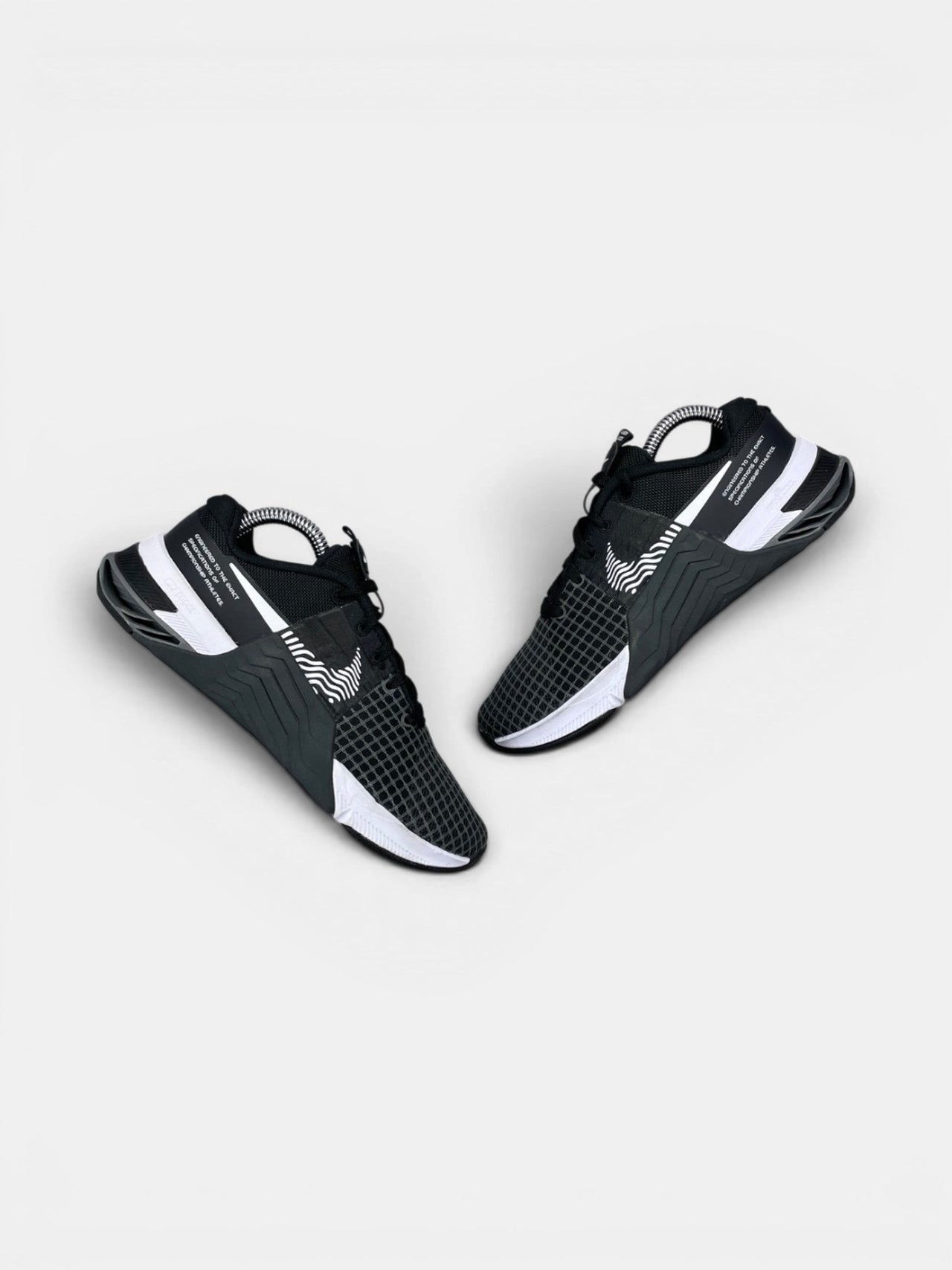 Nike Metcon 8 Black Dark Smoke Grey — buty sportowe damskie w bardzo dobrym stanie rozmiar 36.5, widok z góry na zewnętrzną stronę butów
