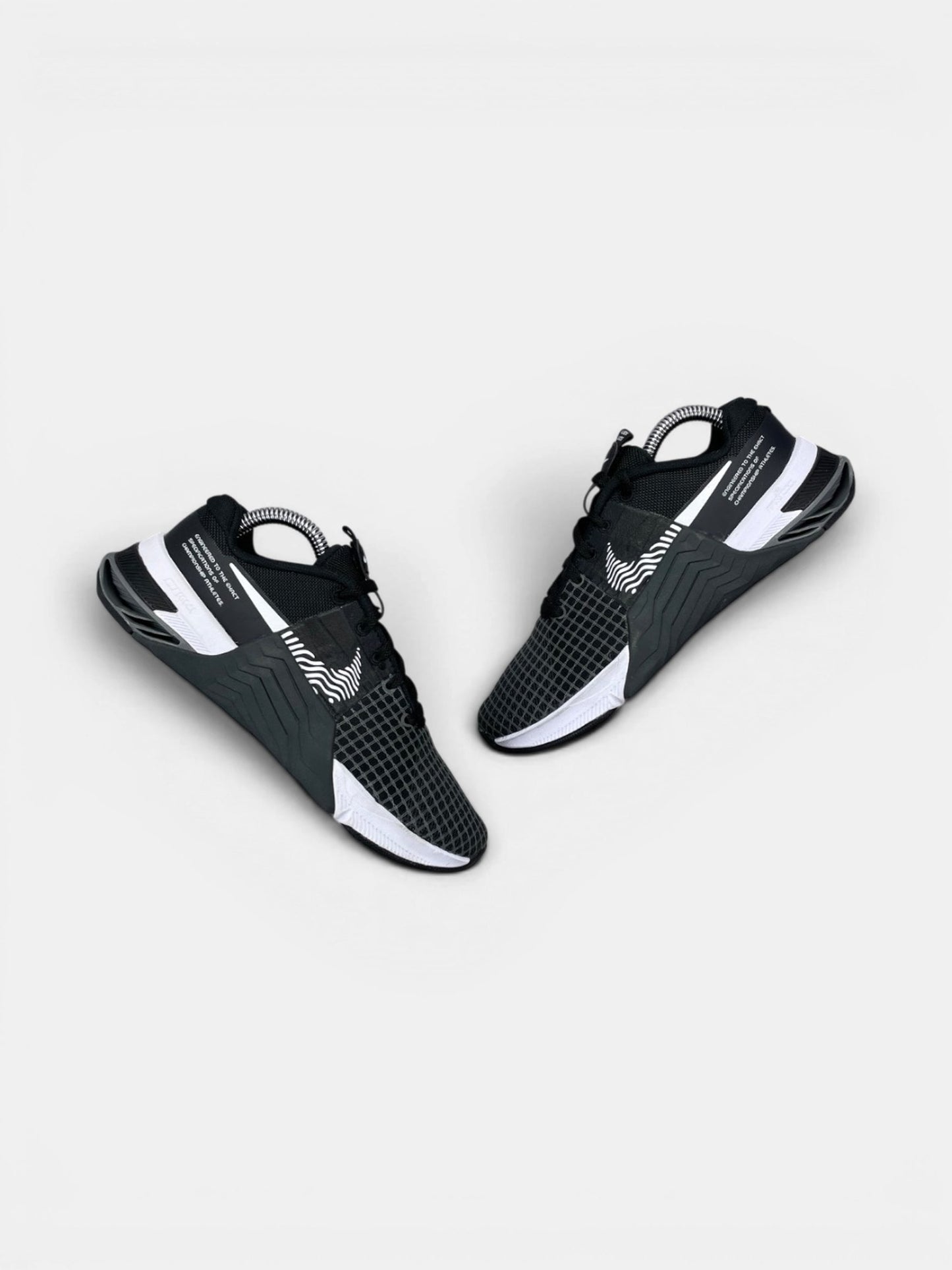 Nike Metcon 8 Black Dark Smoke Grey — buty sportowe damskie w bardzo dobrym stanie rozmiar 36.5, widok z góry na zewnętrzną stronę butów