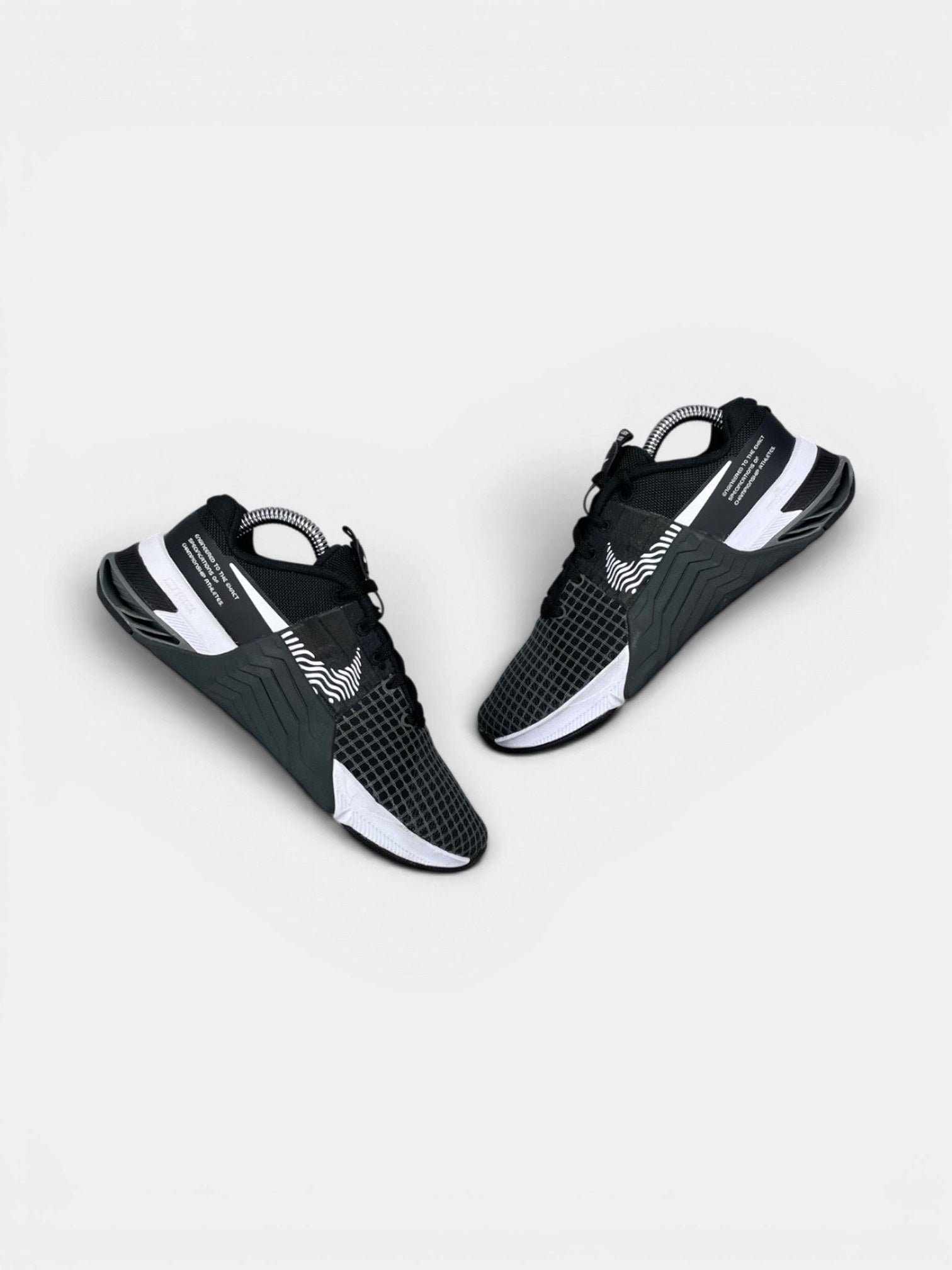 Nike Metcon 8 Black Dark Smoke Grey — buty sportowe damskie w bardzo dobrym stanie rozmiar 36.5, widok z góry na zewnętrzną stronę butów