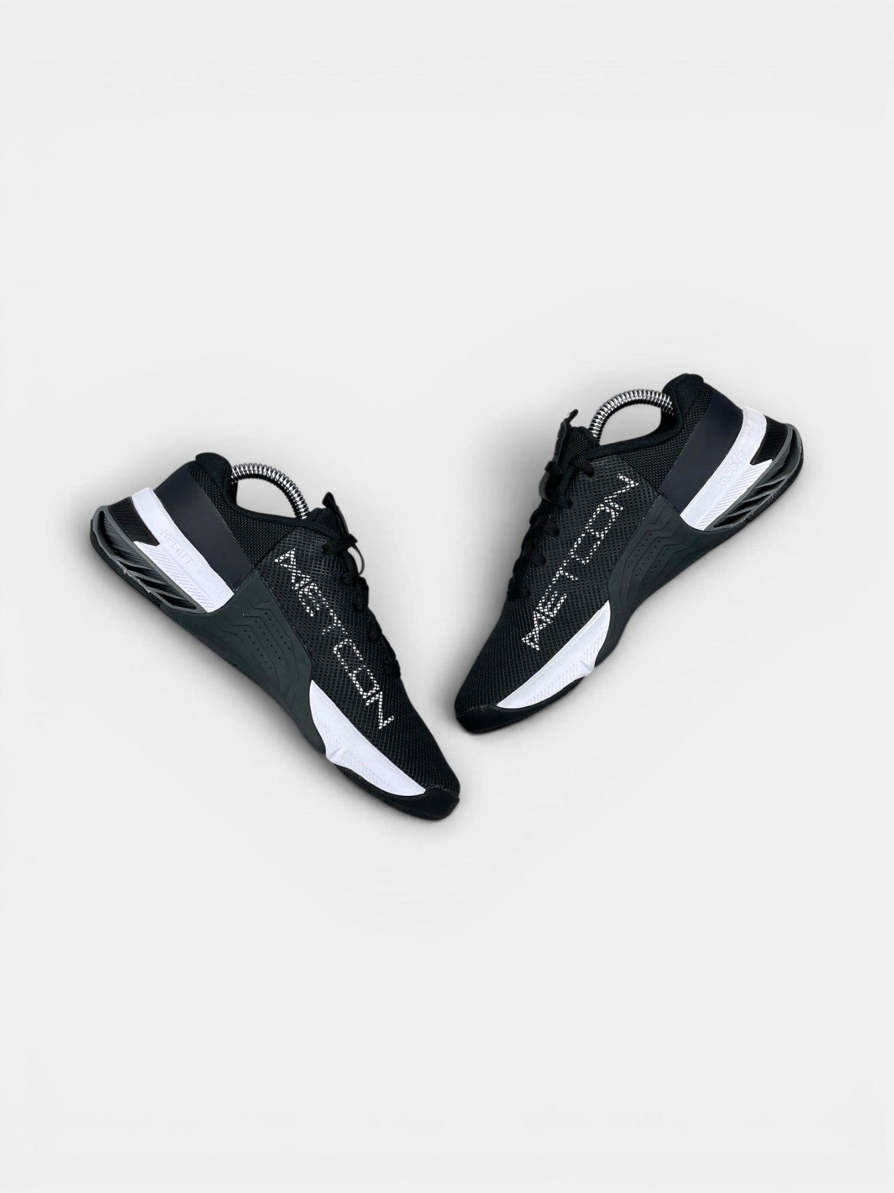 Nike Metcon 8 Black Dark Smoke Grey — buty sportowe damskie w bardzo dobrym stanie rozmiar 36.5, zewnętrzny panel prawego buta