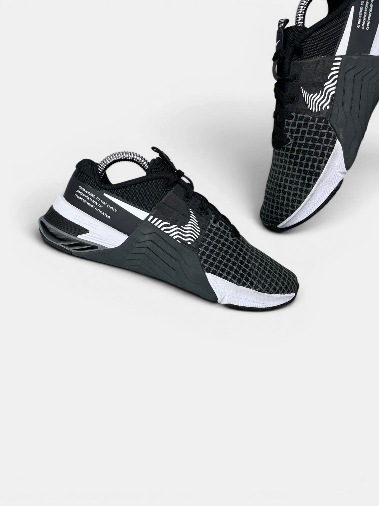 Nike Metcon 8 Black Dark Smoke Grey — buty sportowe damskie w bardzo dobrym stanie rozmiar 36.5, zewnętrzny panel lewego buta