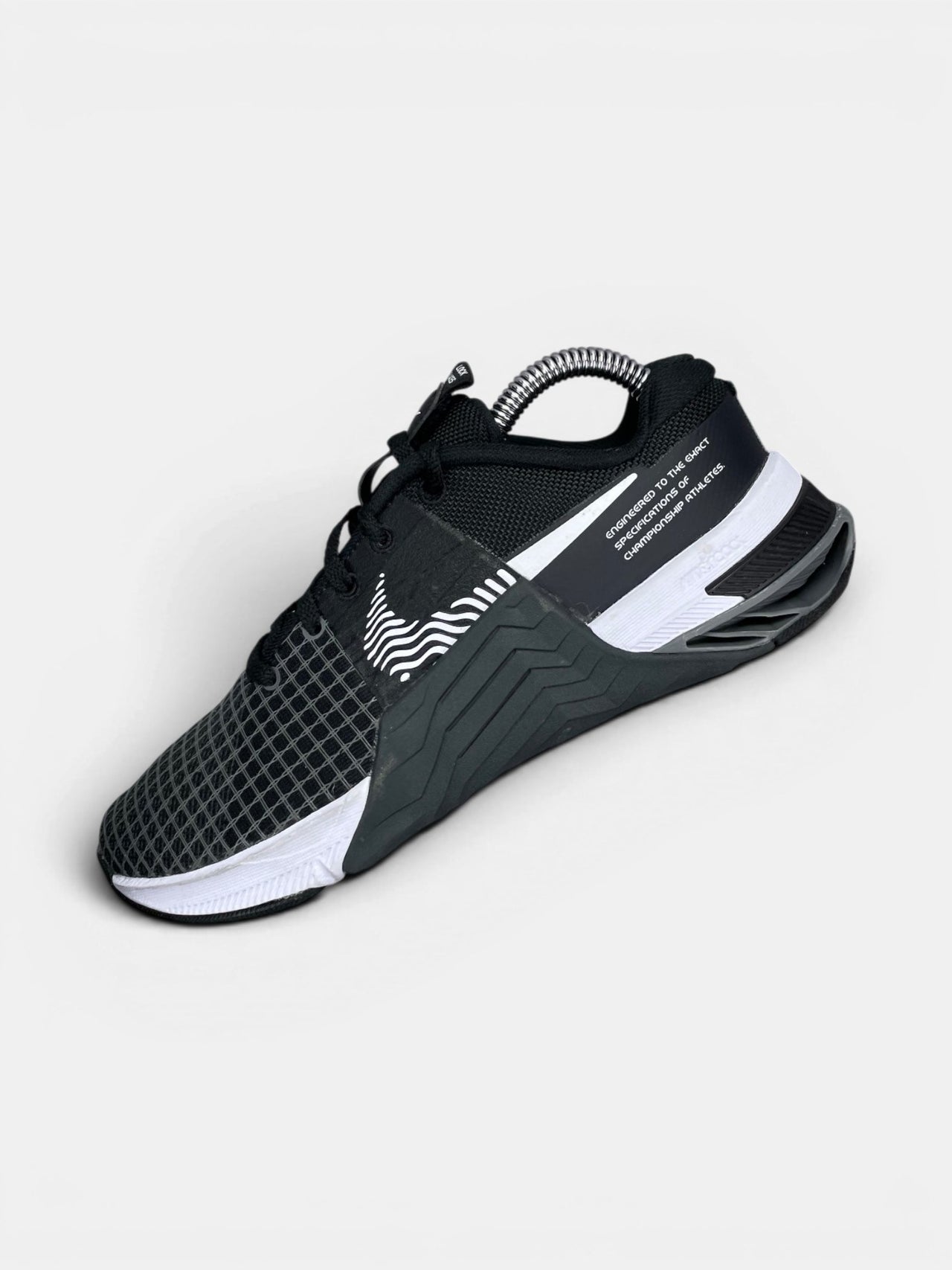 Nike Metcon 8 Black Dark Smoke Grey — buty sportowe damskie w bardzo dobrym stanie rozmiar 36.5, widok z góry na wewnętrzną stronę butów