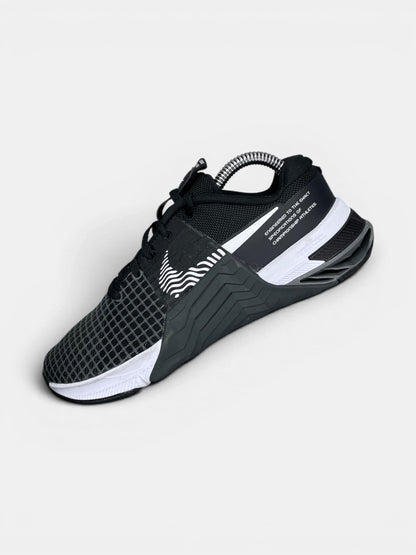 Nike Metcon 8 Black Dark Smoke Grey — buty sportowe damskie w bardzo dobrym stanie rozmiar 36.5, widok z góry na wewnętrzną stronę butów