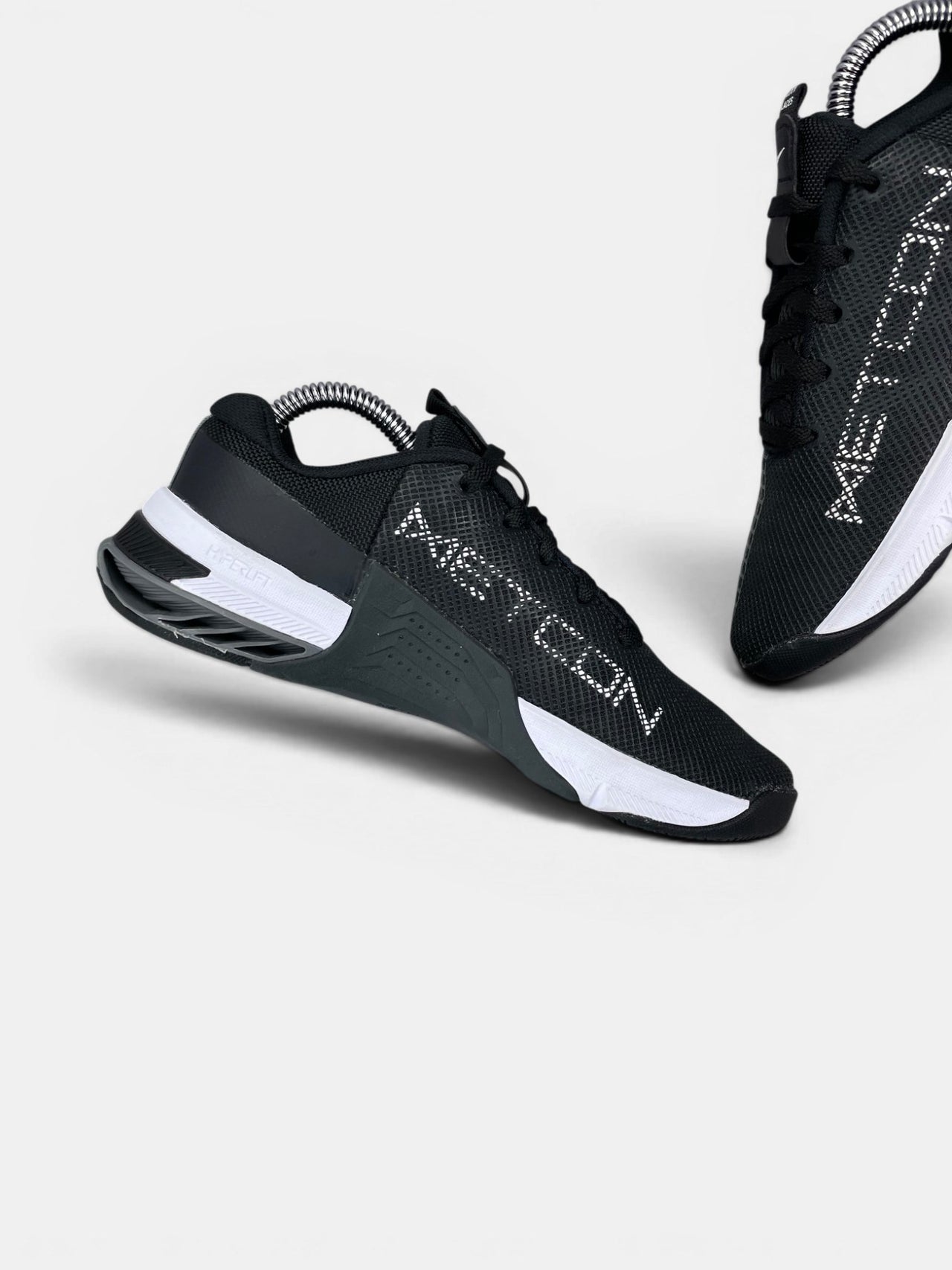 Nike Metcon 8 Black Dark Smoke Grey — buty sportowe damskie w bardzo dobrym stanie rozmiar 36.5, wewnętrzny panel lewego buta