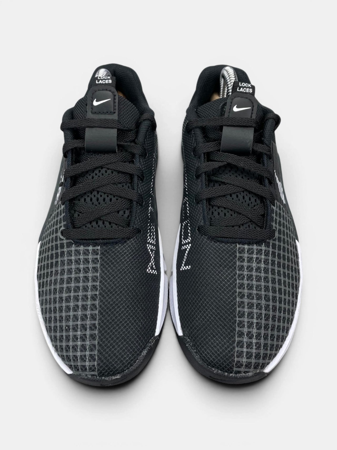 Nike Metcon 8 Black Dark Smoke Grey — buty sportowe damskie w bardzo dobrym stanie rozmiar 36.5, widok z góry
