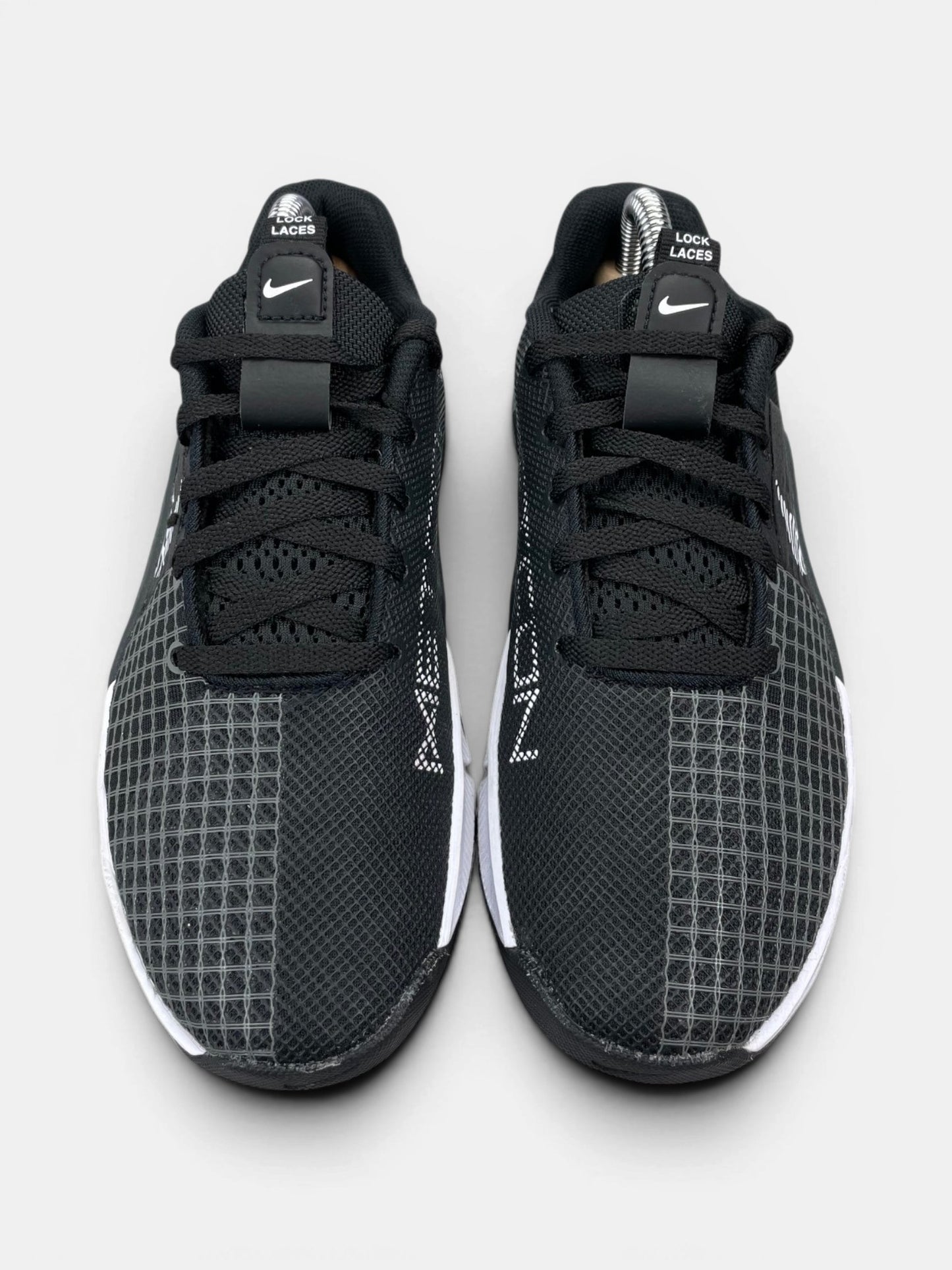 Nike Metcon 8 Black Dark Smoke Grey — buty sportowe damskie w bardzo dobrym stanie rozmiar 36.5, widok z góry
