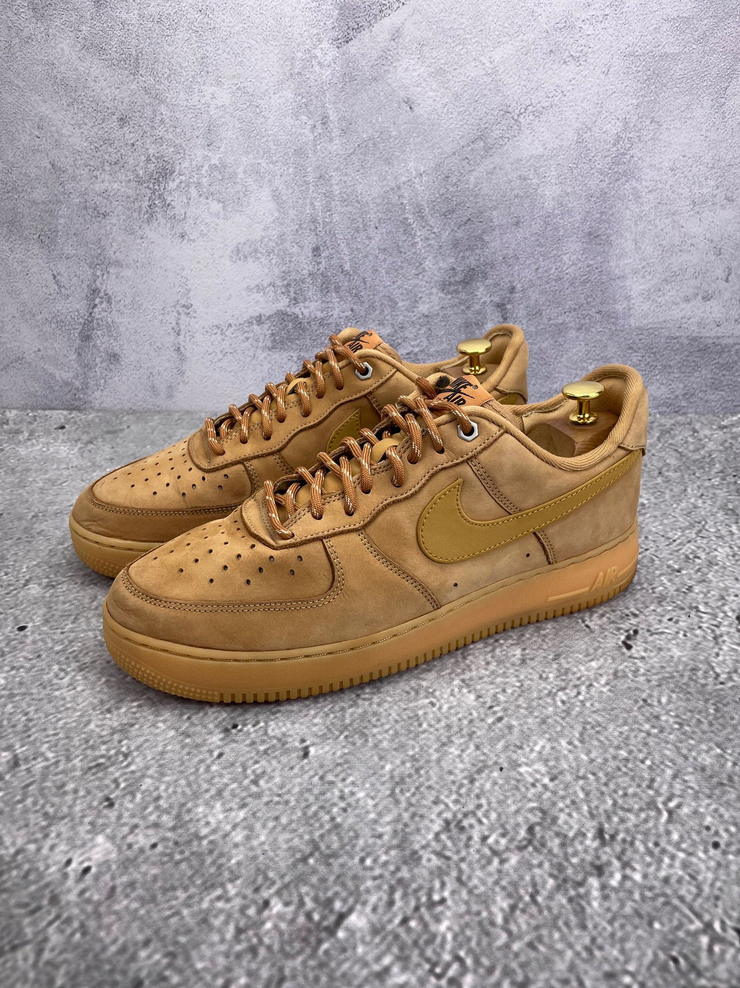Nike Air Force 1 '07 WB Flax - buty sportowe, widok z boku na tle studyjnym