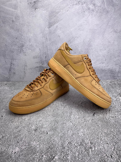 Nike Air Force 1 '07 WB Flax - buty sportowe, para butów, widok z boku na tle studyjnym