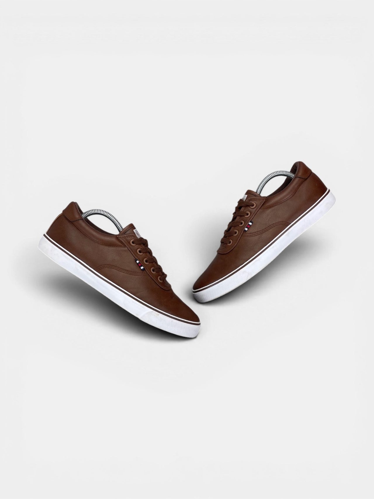Pier One Leather Sneakers — buty sportowe męskie w bardzo dobrym stanie rozmiar 41, widok z góry na zewnętrzną stronę butów