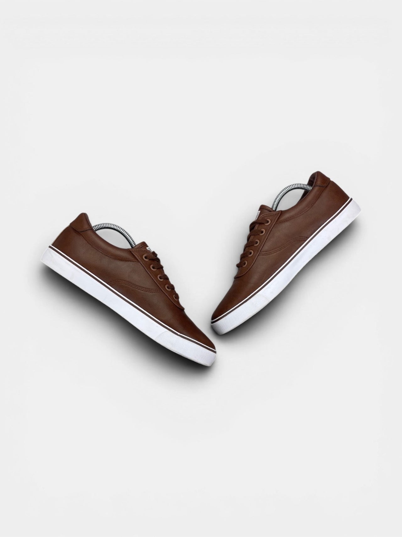 Pier One Leather Sneakers — buty sportowe męskie w bardzo dobrym stanie rozmiar 41, zewnętrzny panel prawego buta