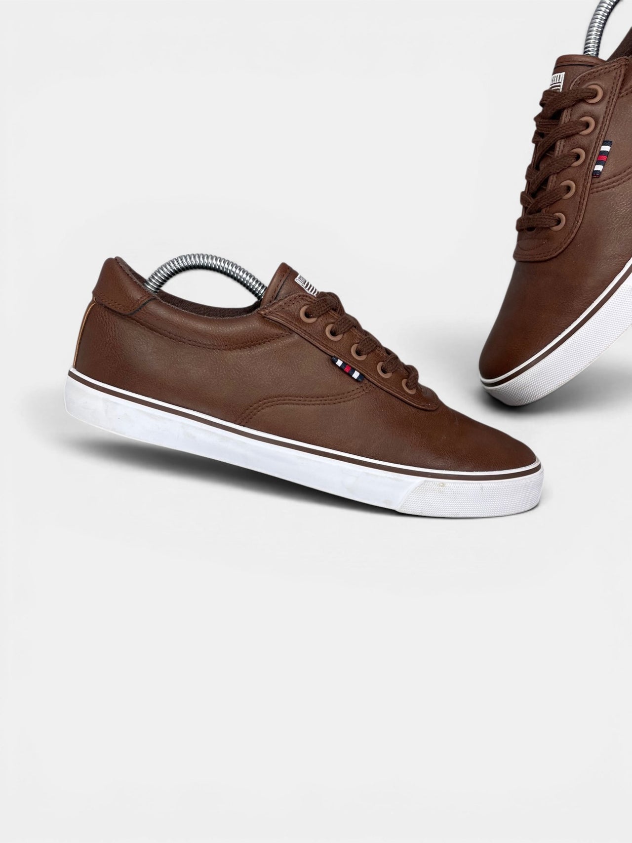 Pier One Leather Sneakers — buty sportowe męskie w bardzo dobrym stanie rozmiar 41, zewnętrzny panel lewego buta