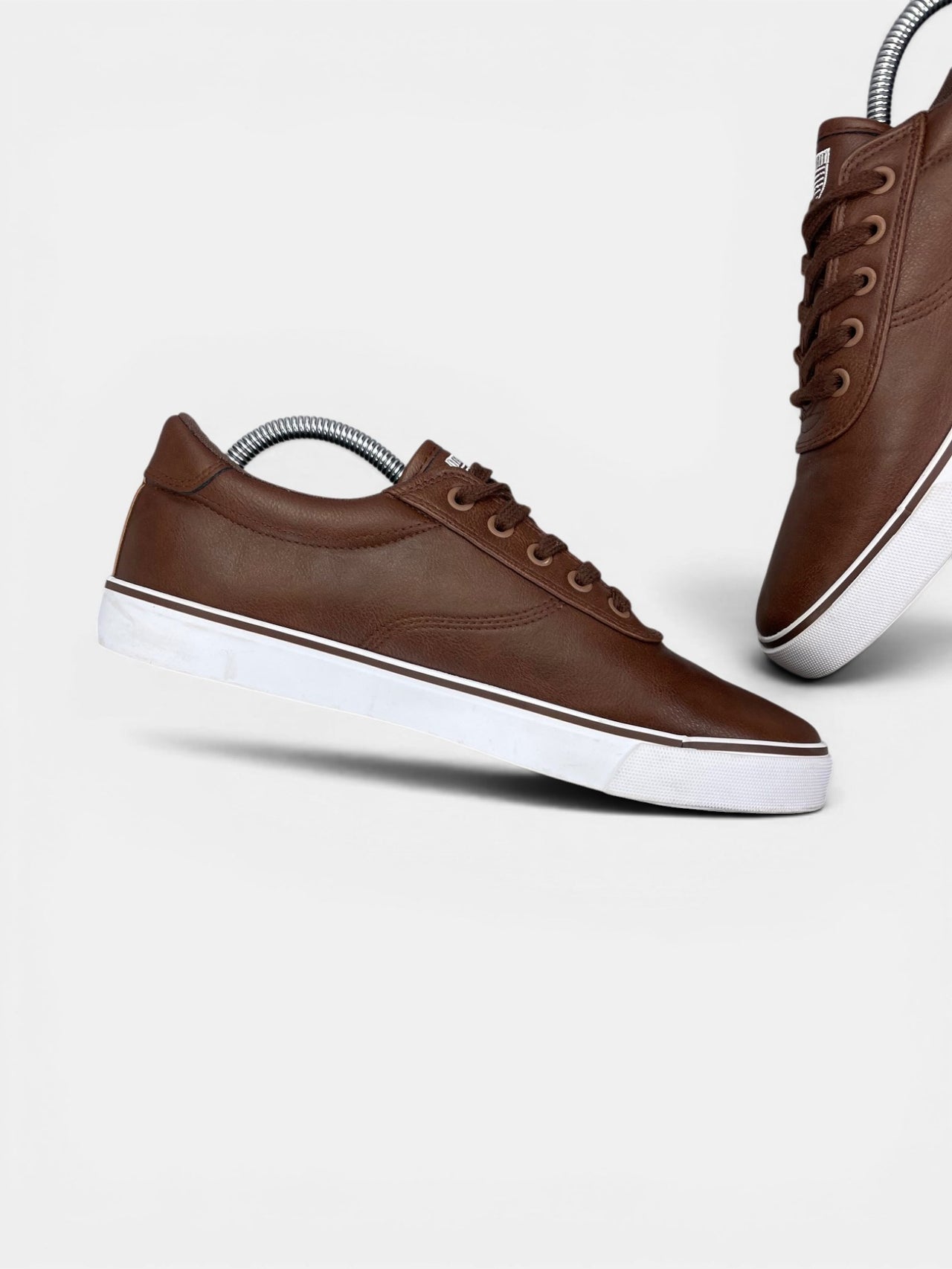 Pier One Leather Sneakers — buty sportowe męskie w bardzo dobrym stanie rozmiar 41, wewnętrzny panel lewego buta