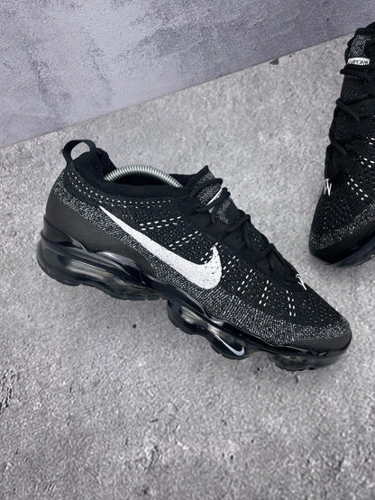Nike Air VaporMax 2023 Flyknit Oreo - buty sportowe, zewnętrzny panel lewego buta
