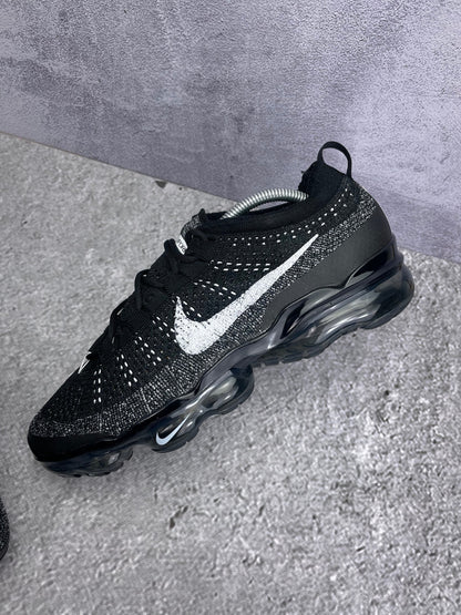 Nike Air VaporMax 2023 Flyknit Oreo - buty sportowe, widok z góry na wewnętrzną stronę butów