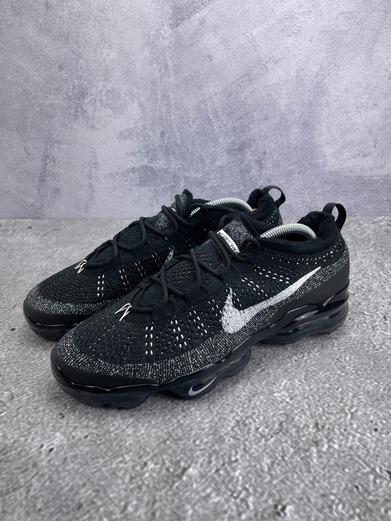 Nike Air VaporMax 2023 Flyknit Oreo - buty sportowe, widok z boku na tle studyjnym
