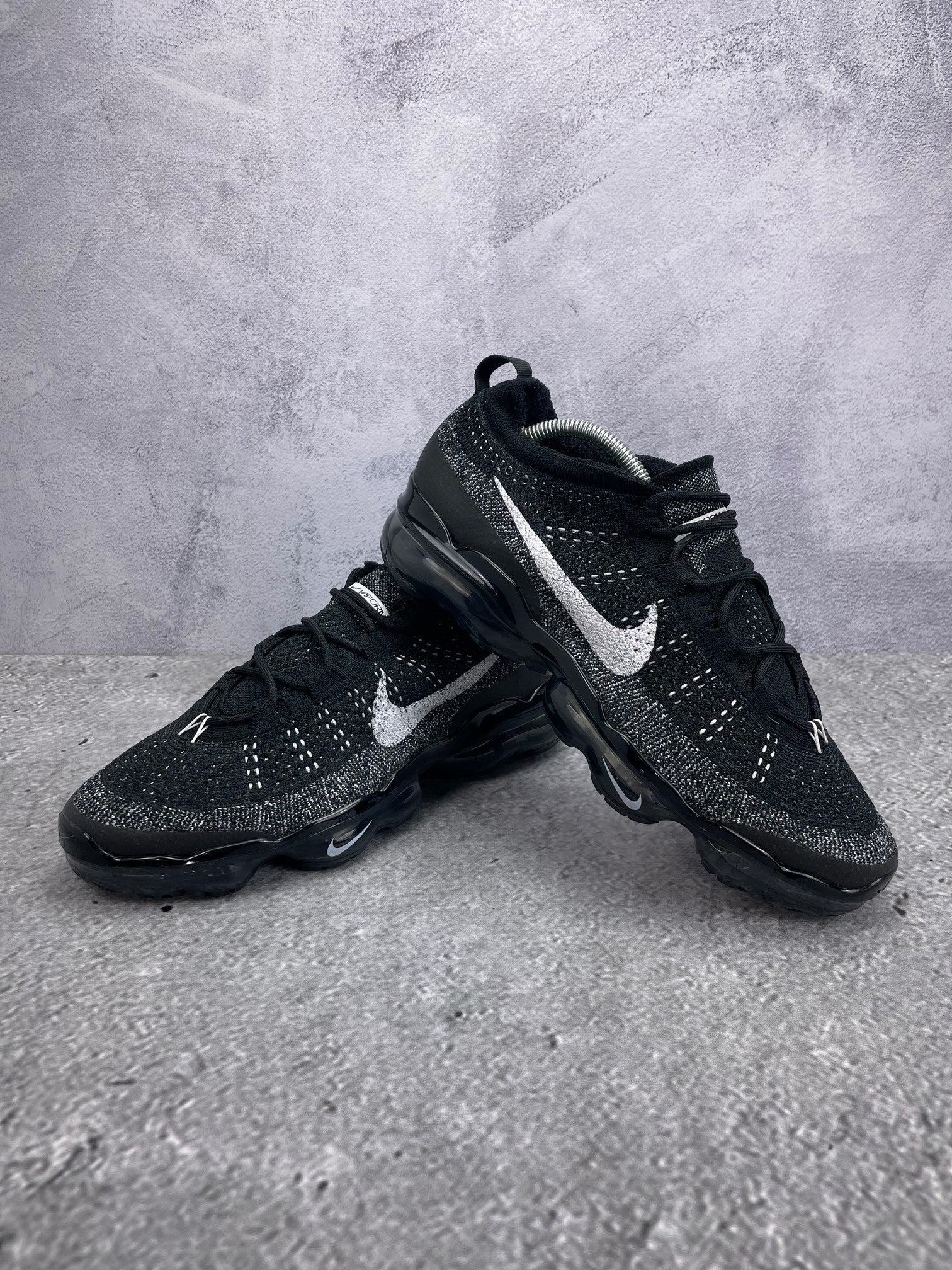 Nike Air VaporMax 2023 Flyknit Oreo - buty sportowe, para butów, widok z boku na tle studyjnym