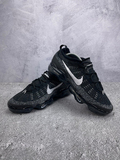 Nike Air VaporMax 2023 Flyknit Oreo - buty sportowe, para butów, widok z boku na tle studyjnym