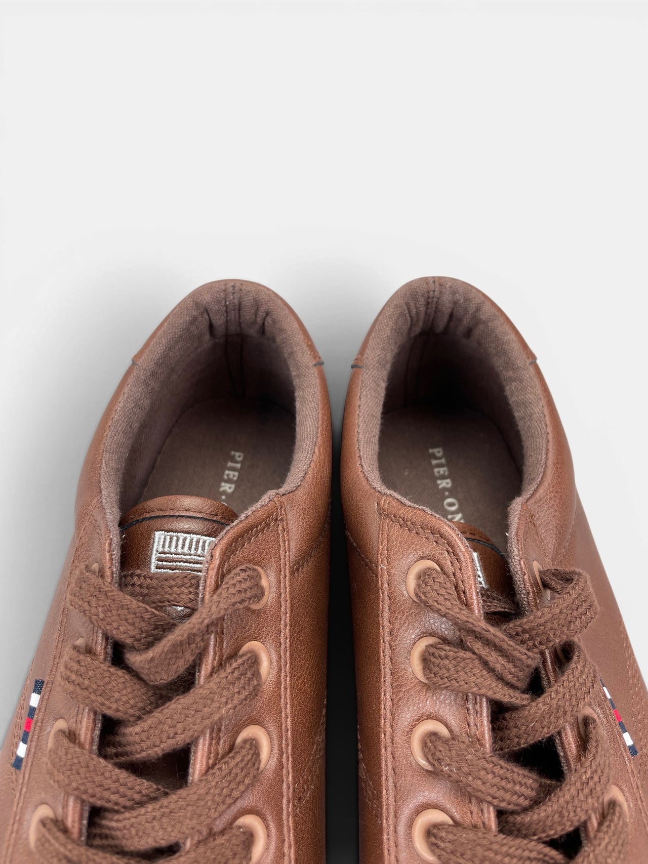 Pier One Leather Sneakers — buty sportowe męskie w bardzo dobrym stanie rozmiar 41, zapiętki butów