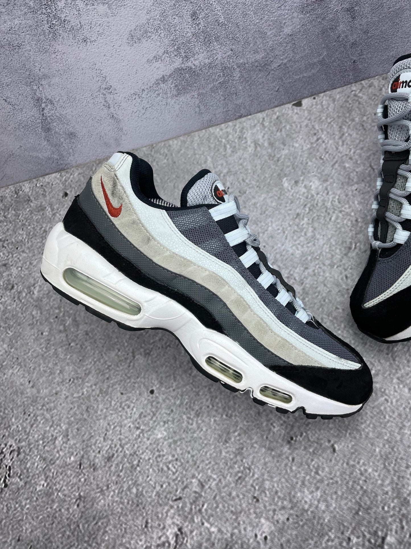 Nike Air Max 95 Rugged Orange — buty sportowe męskie w bardzo dobrym stanie rozmiar 44, zewnętrzny panel lewego buta