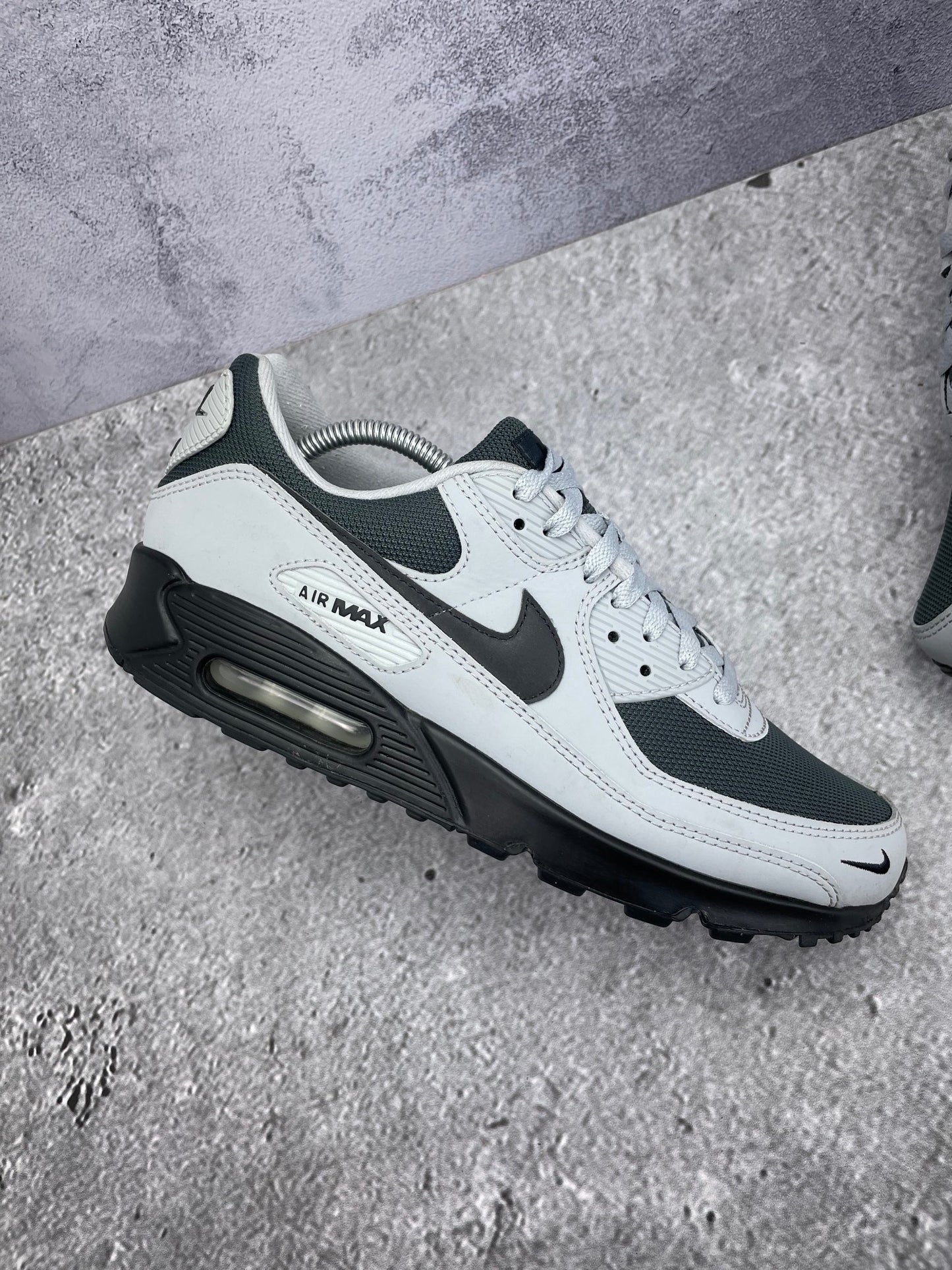 Nike Air Max 90 Light Smoke Grey — buty sportowe męskie w bardzo dobrym stanie rozmiar 44, zewnętrzny panel lewego buta