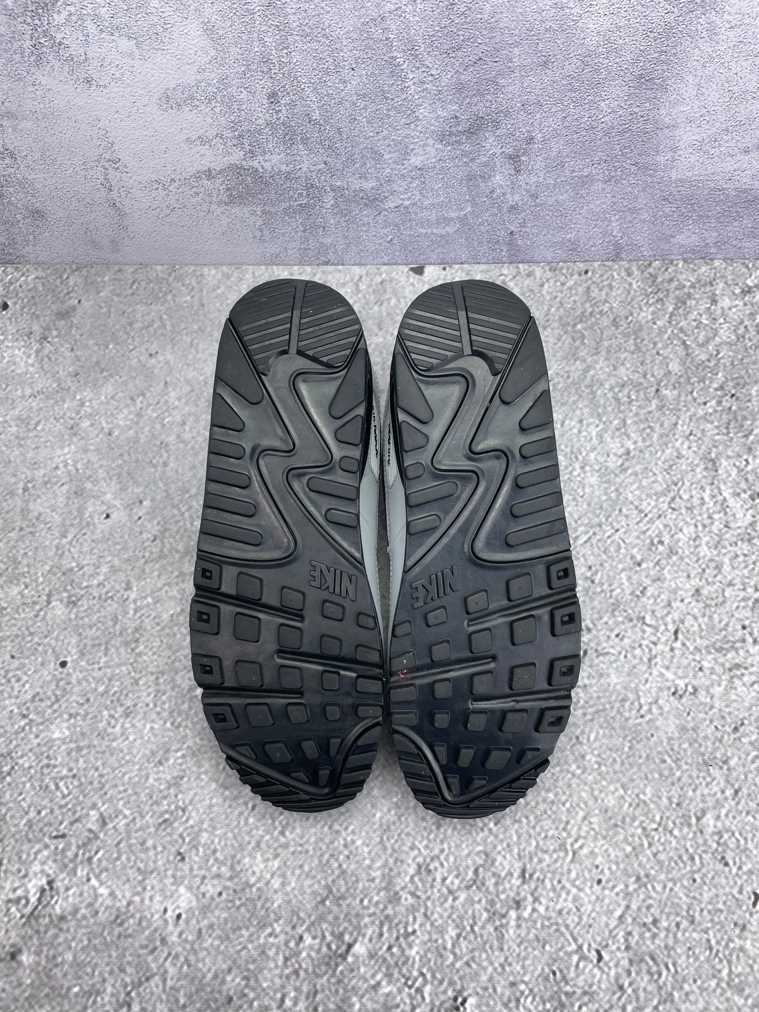 Nike Air Max 90 Light Smoke Grey — buty sportowe męskie w bardzo dobrym stanie rozmiar 44, podeszwa