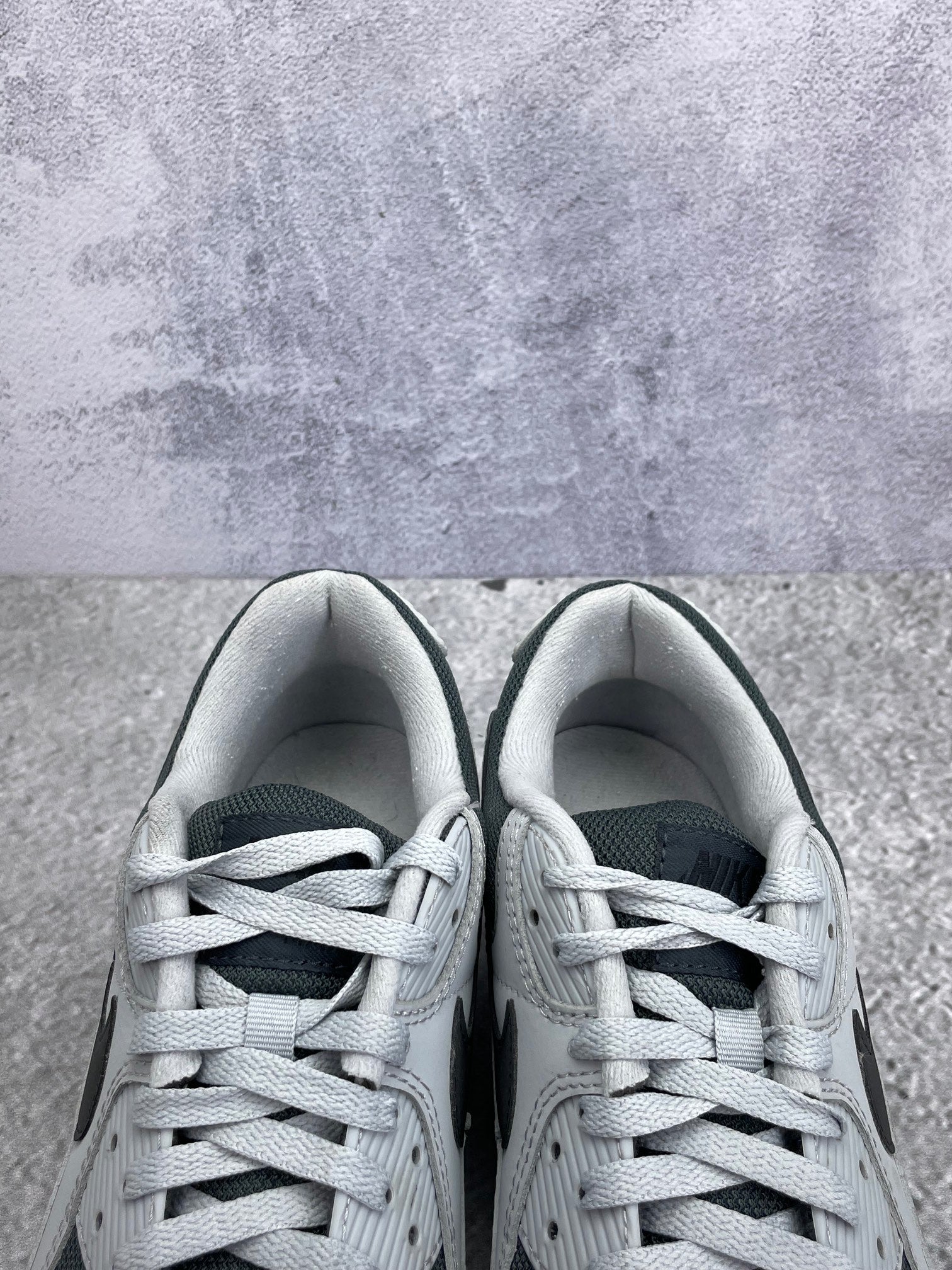 Nike Air Max 90 Light Smoke Grey — buty sportowe męskie w bardzo dobrym stanie rozmiar 44, zapiętki butów