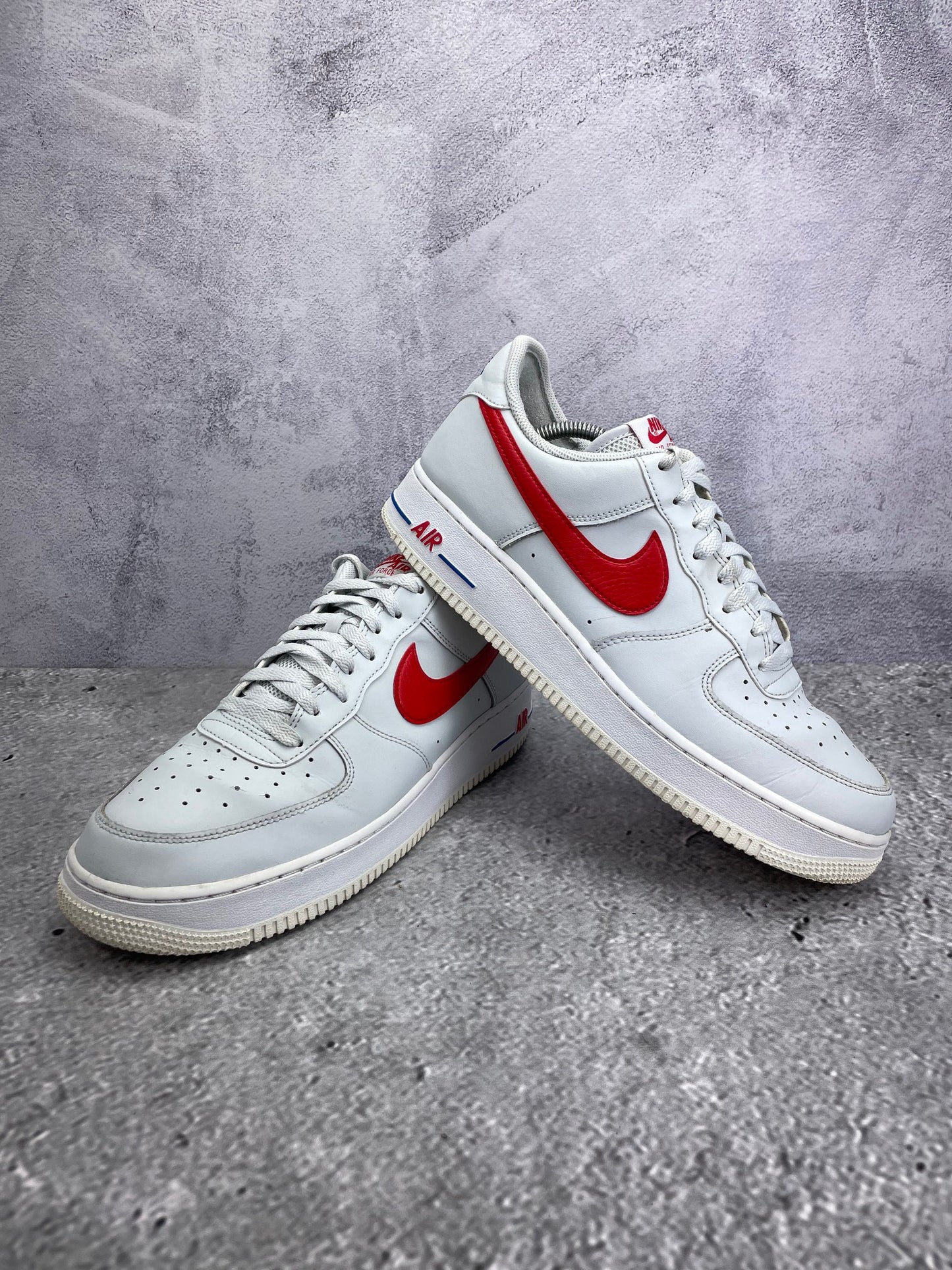 Nike Air Force 1 '07 USA - buty sportowe, para butów, widok z boku na tle studyjnym