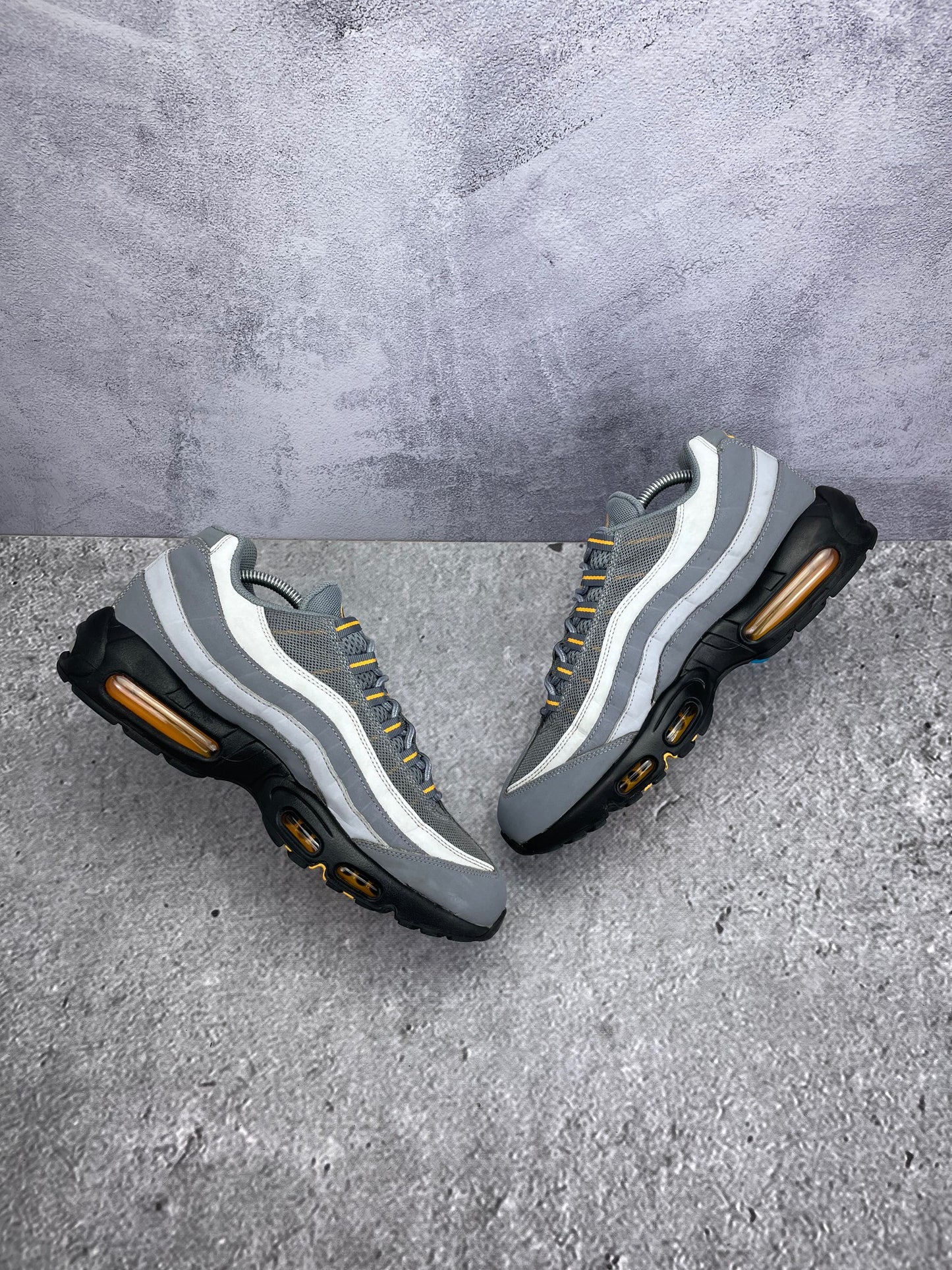 Nike Air Max 95 Cool Grey Sundial — buty sportowe męskie w bardzo dobrym stanie rozmiar 45, zewnętrzny panel prawego buta
