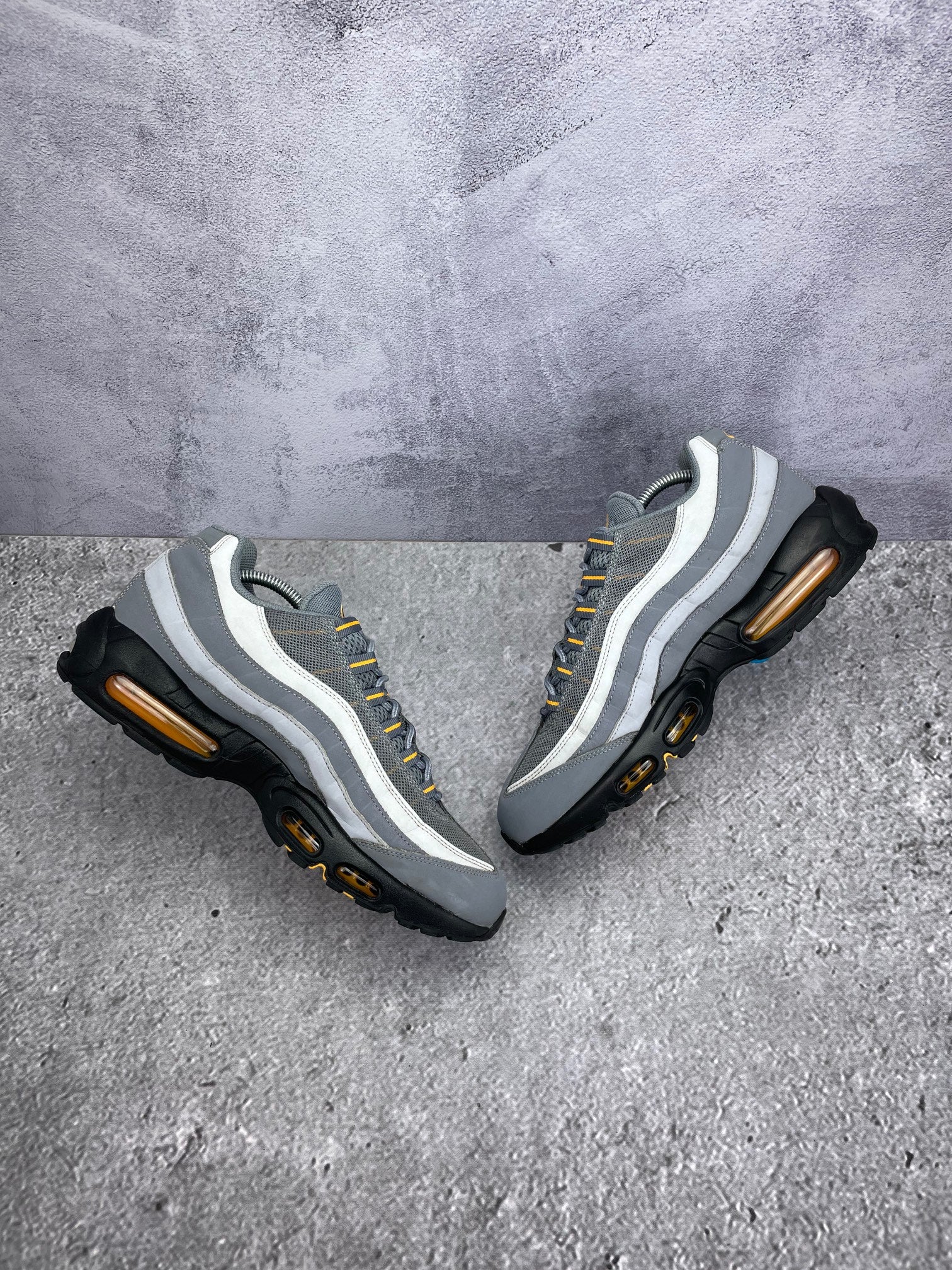 Nike Air Max 95 Cool Grey Sundial — buty sportowe męskie w bardzo dobrym stanie rozmiar 45, zewnętrzny panel prawego buta