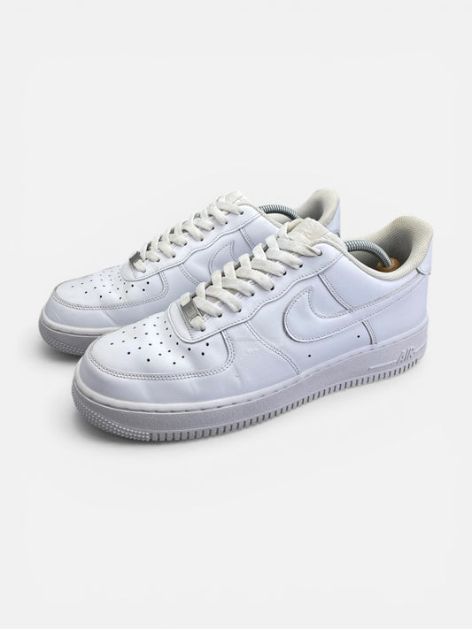 Nike Air Force 1 Low Triple White — buty sportowe męskie w bardzo dobrym stanie rozmiar 44, widok z boku