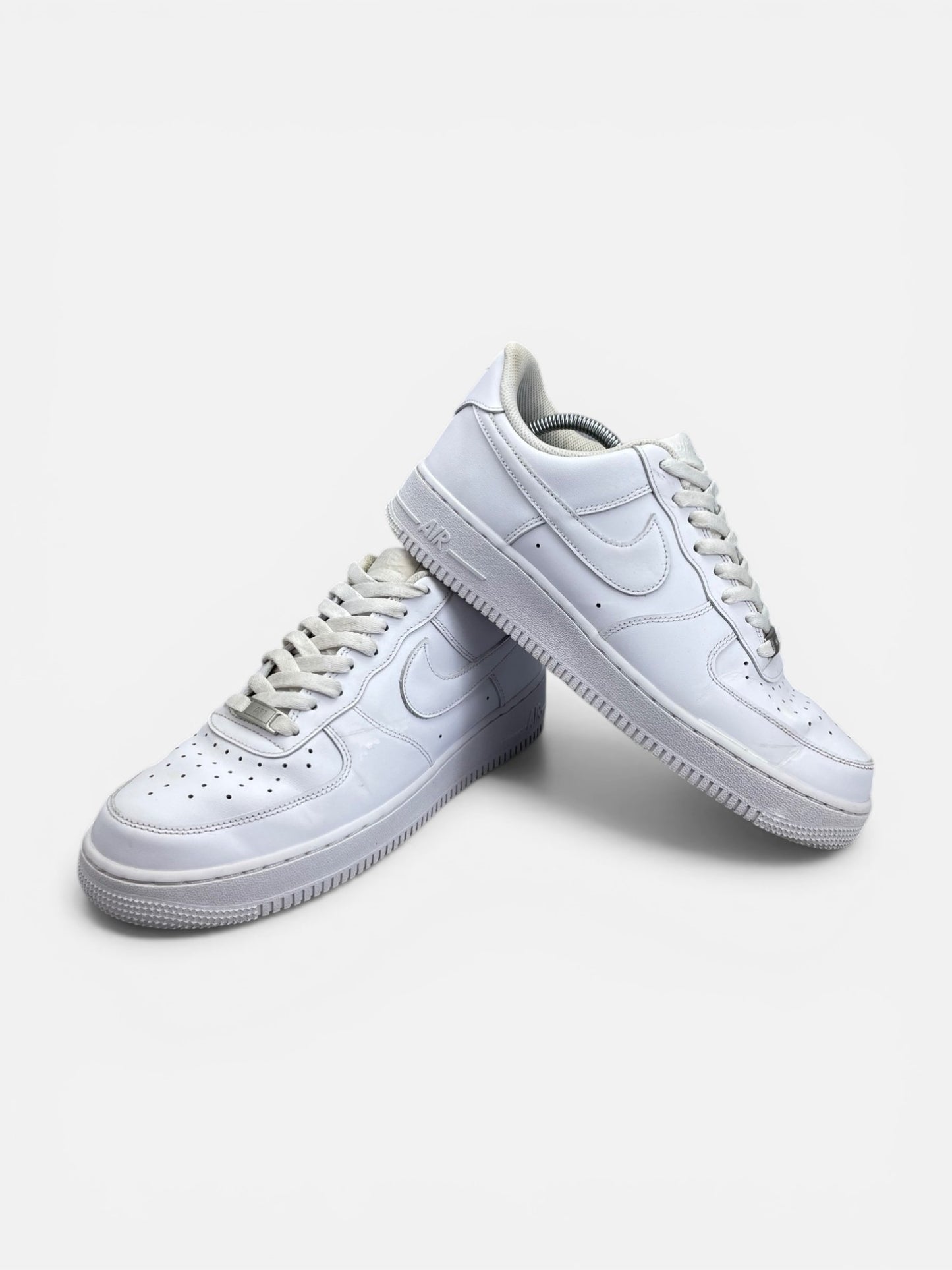 Nike Air Force 1 Low Triple White — buty sportowe męskie w bardzo dobrym stanie rozmiar 44, boczny profil
