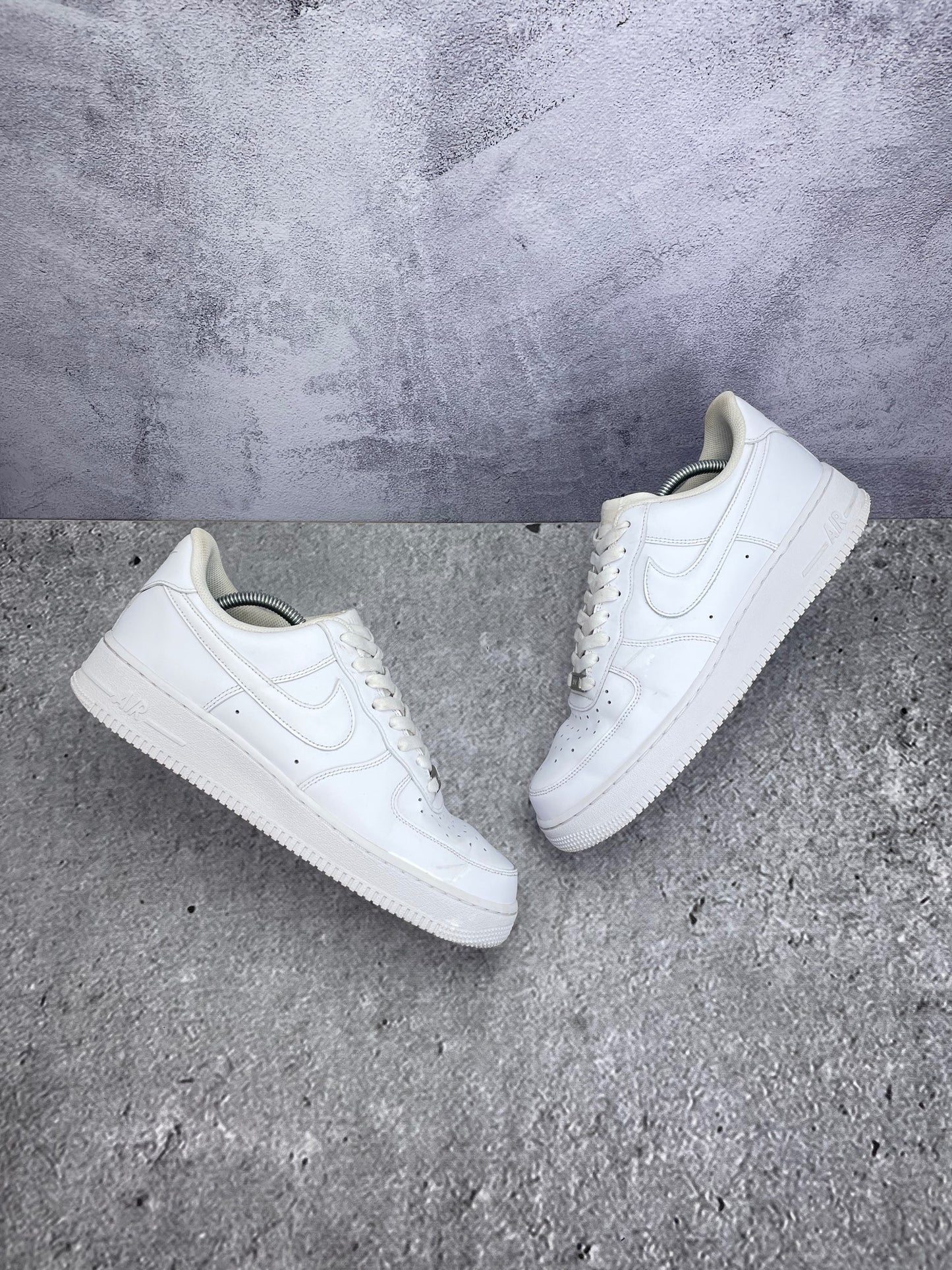 Nike Air Force 1 Low Triple White — buty sportowe męskie w bardzo dobrym stanie rozmiar 44, widok z góry na zewnętrzną stronę butów
