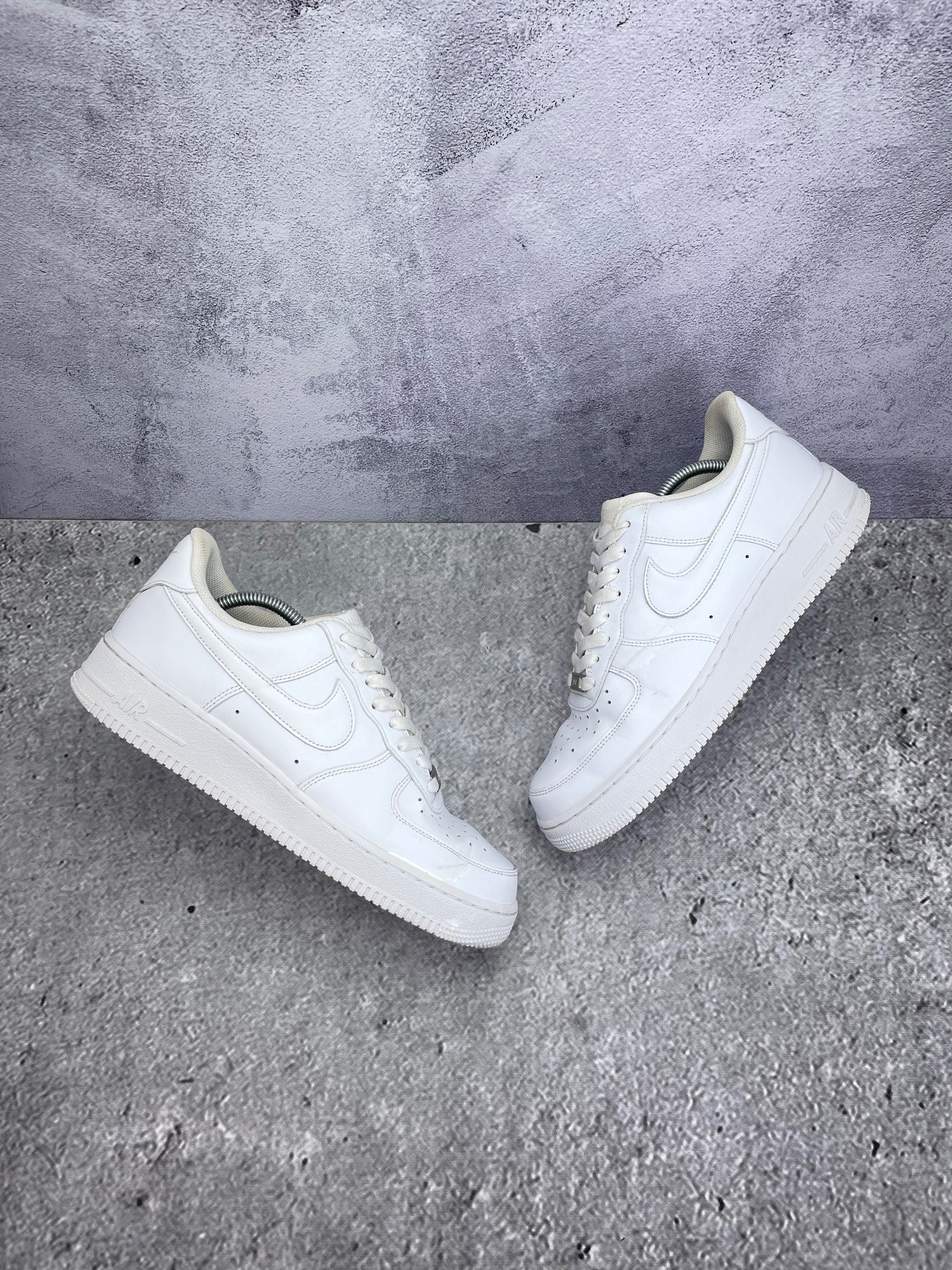 Nike Air Force 1 Low Triple White — buty sportowe męskie w bardzo dobrym stanie rozmiar 44, widok z góry na zewnętrzną stronę butów