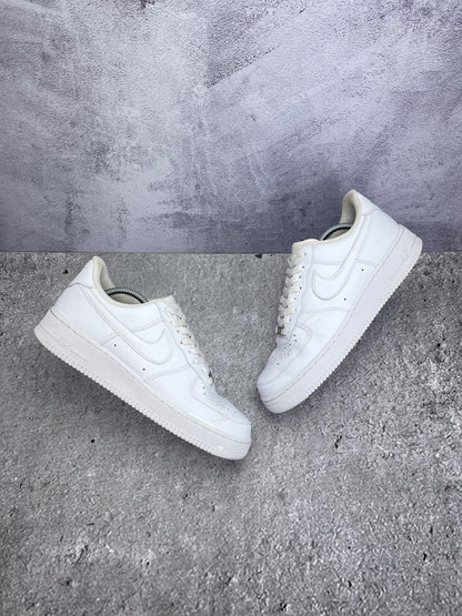 Nike Air Force 1 Low Triple White — buty sportowe męskie w bardzo dobrym stanie rozmiar 44, widok z góry na zewnętrzną stronę butów