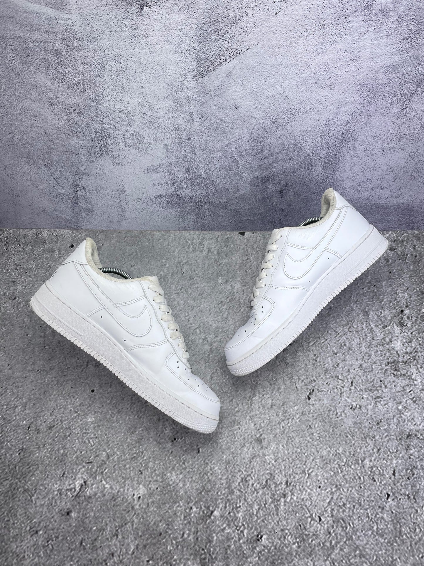 Nike Air Force 1 Low Triple White — buty sportowe męskie w bardzo dobrym stanie rozmiar 44, zewnętrzny panel prawego buta