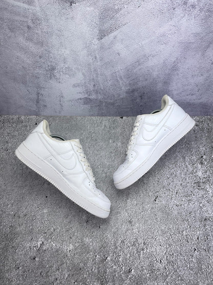Nike Air Force 1 Low Triple White — buty sportowe męskie w bardzo dobrym stanie rozmiar 44, zewnętrzny panel prawego buta