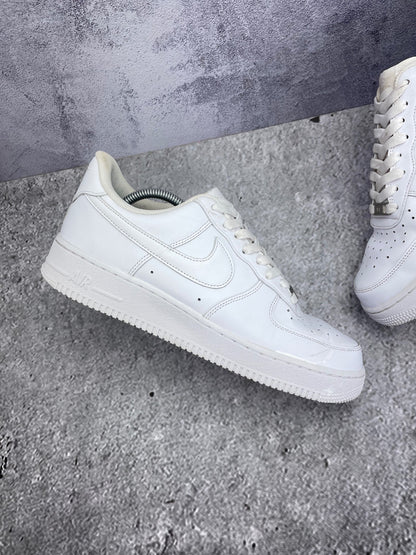 Nike Air Force 1 Low Triple White — buty sportowe męskie w bardzo dobrym stanie rozmiar 44, zewnętrzny panel lewego buta