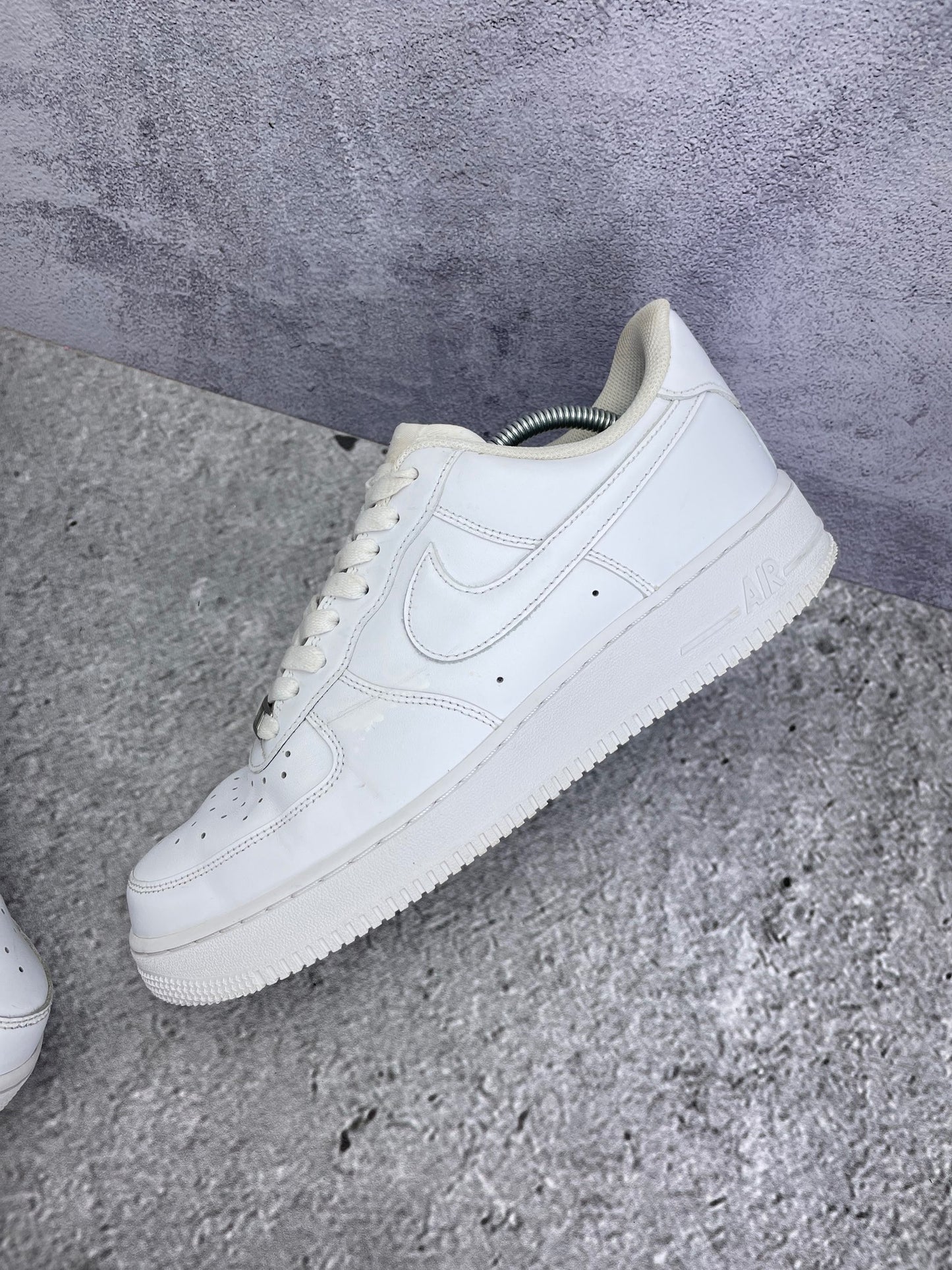 Nike Air Force 1 Low Triple White — buty sportowe męskie w bardzo dobrym stanie rozmiar 44, widok z góry na wewnętrzną stronę butów
