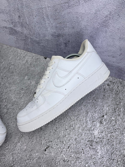 Nike Air Force 1 Low Triple White — buty sportowe męskie w bardzo dobrym stanie rozmiar 44, widok z góry na wewnętrzną stronę butów
