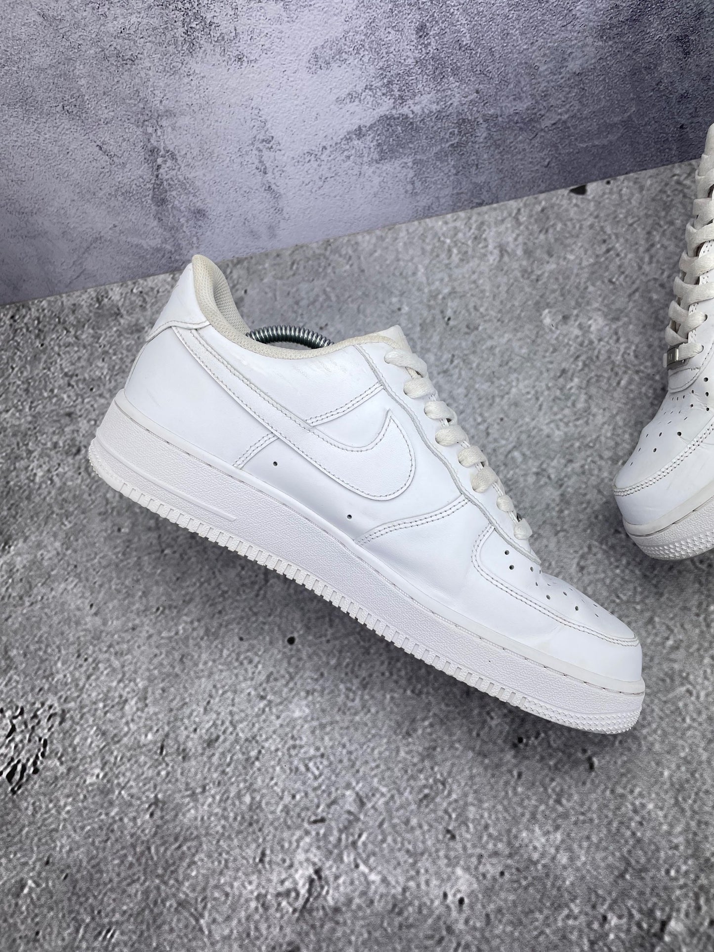 Nike Air Force 1 Low Triple White — buty sportowe męskie w bardzo dobrym stanie rozmiar 44, wewnętrzny panel lewego buta