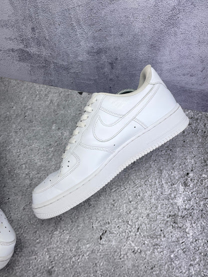 Nike Air Force 1 Low Triple White — buty sportowe męskie w bardzo dobrym stanie rozmiar 44, wewnętrzny panel prawego buta