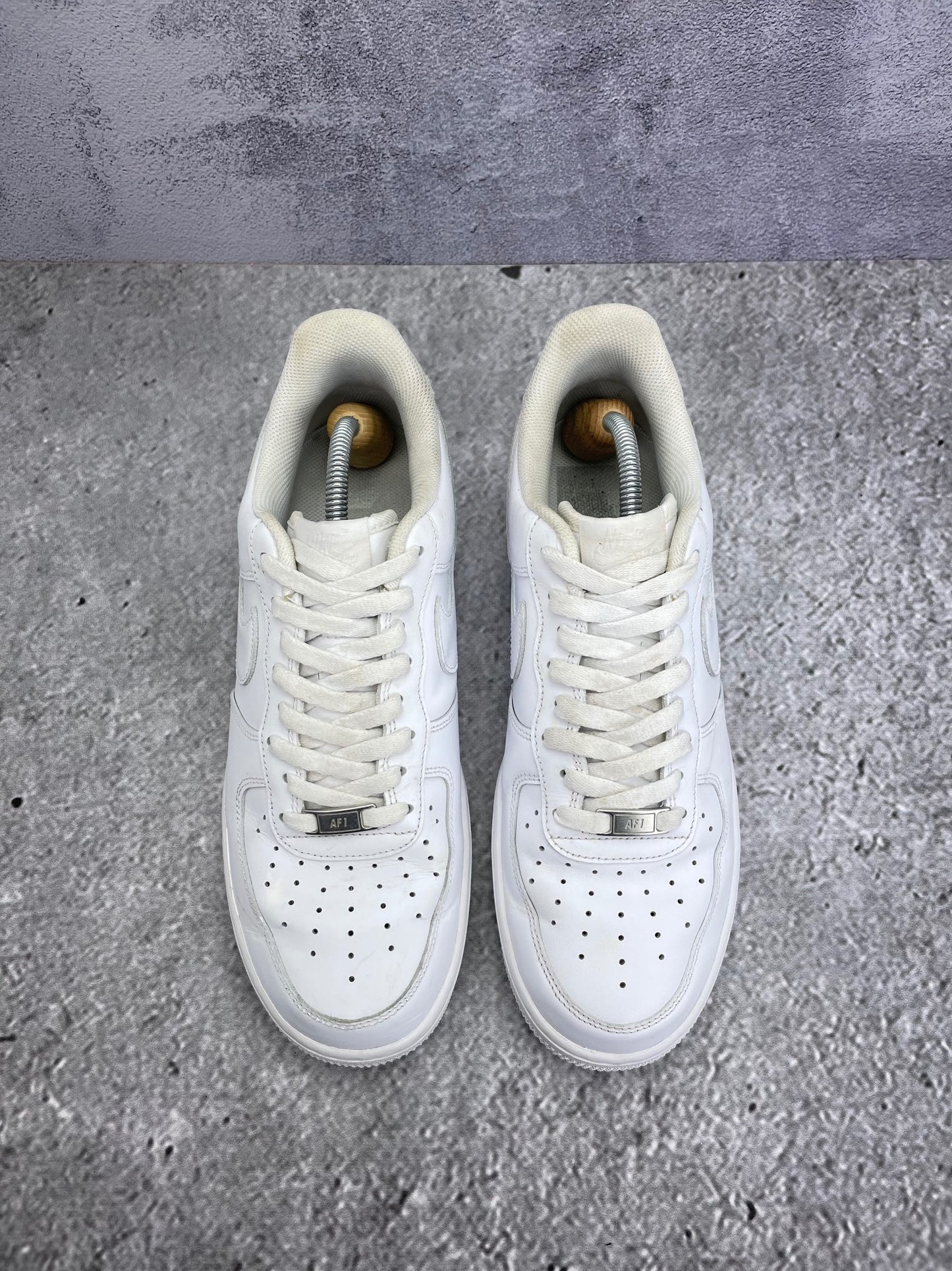 Nike Air Force 1 Low Triple White — buty sportowe męskie w bardzo dobrym stanie rozmiar 44, widok z góry