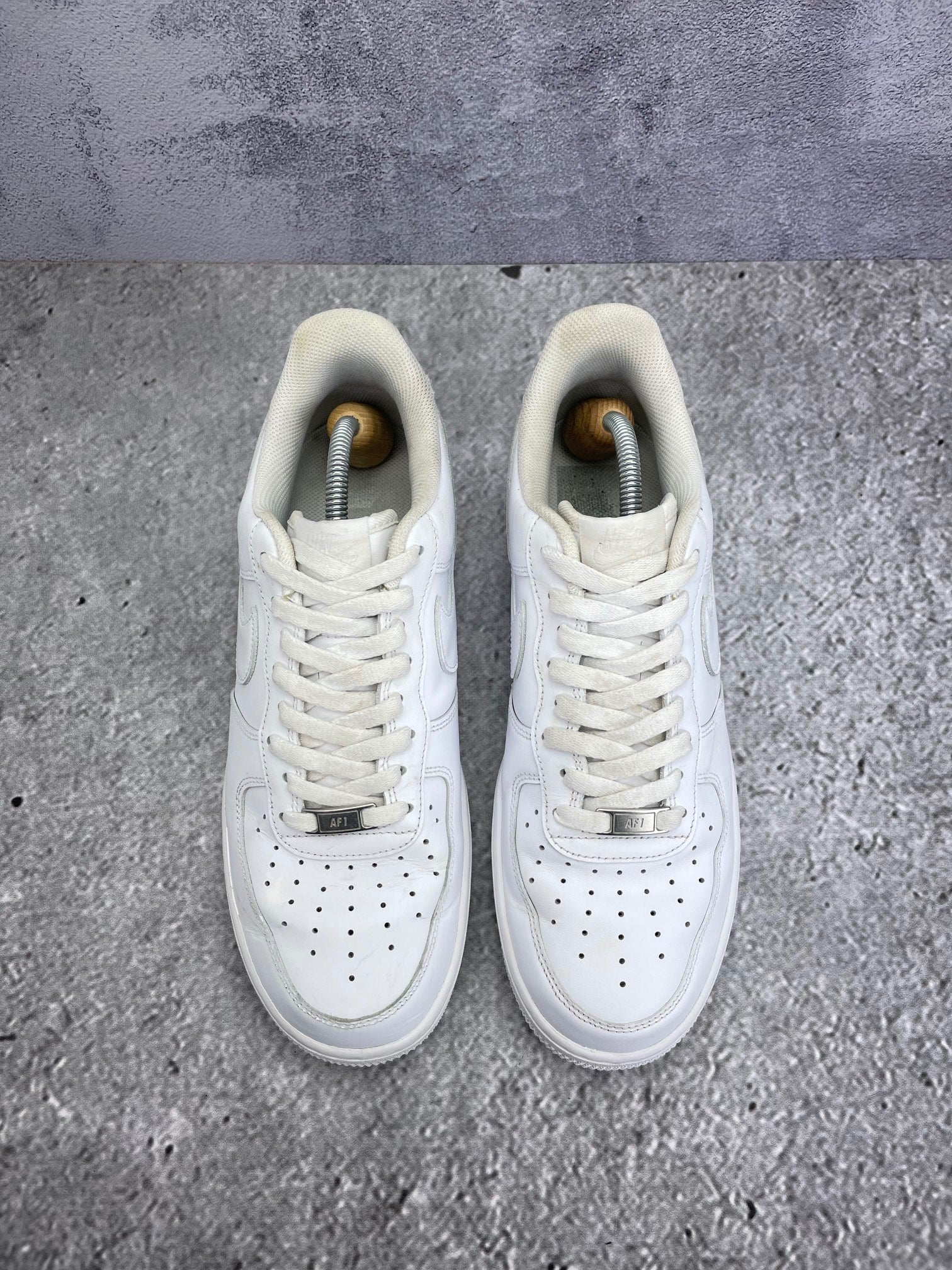 Nike Air Force 1 Low Triple White — buty sportowe męskie w bardzo dobrym stanie rozmiar 44, widok z góry