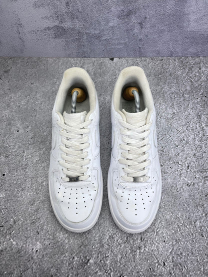 Nike Air Force 1 Low Triple White — buty sportowe męskie w bardzo dobrym stanie rozmiar 44, widok z góry