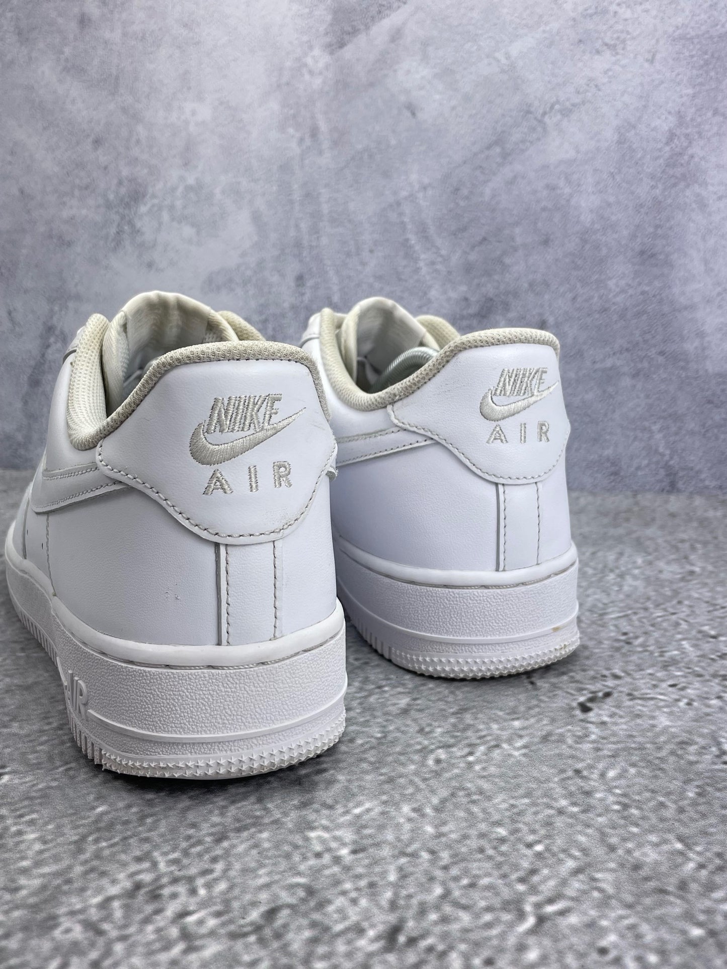 Nike Air Force 1 Low Triple White — buty sportowe męskie w bardzo dobrym stanie rozmiar 44, widok z tyłu