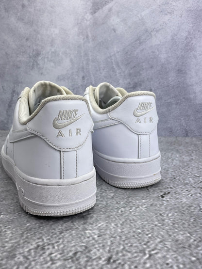 Nike Air Force 1 Low Triple White — buty sportowe męskie w bardzo dobrym stanie rozmiar 44, widok z tyłu