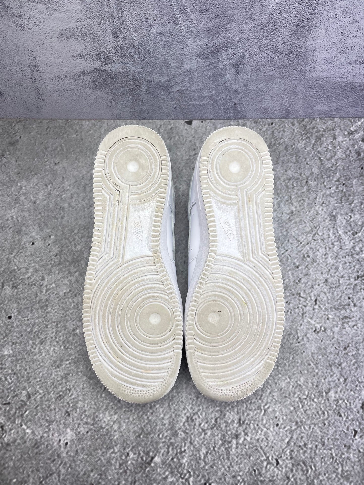 Nike Air Force 1 Low Triple White — buty sportowe męskie w bardzo dobrym stanie rozmiar 44, podeszwa