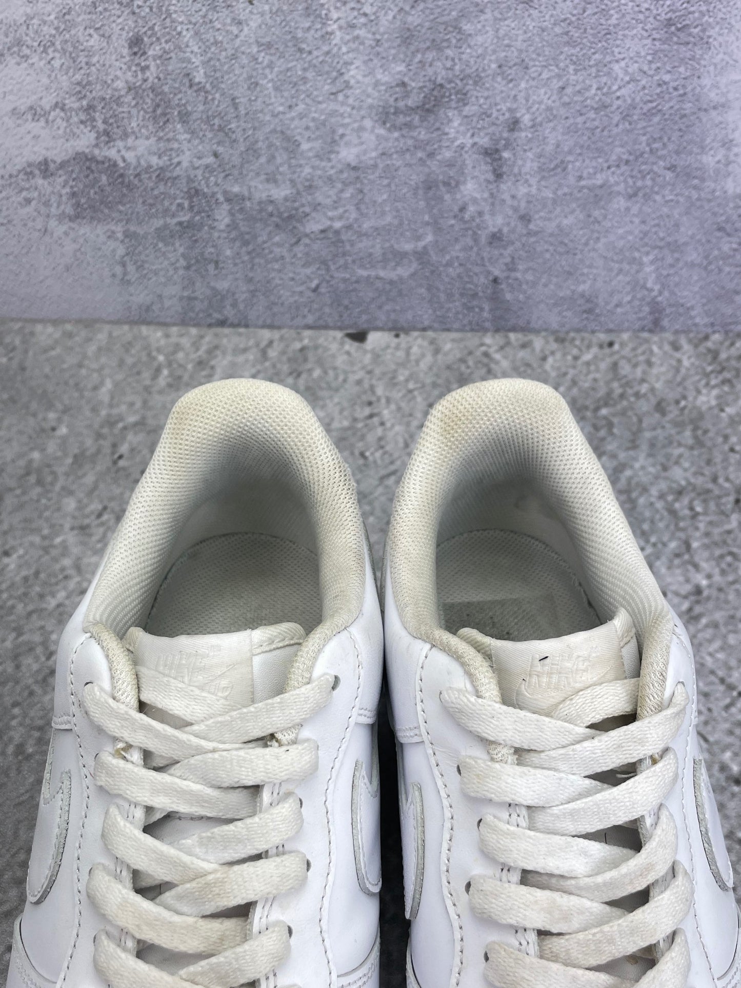 Nike Air Force 1 Low Triple White — buty sportowe męskie w bardzo dobrym stanie rozmiar 44, zapiętki butów