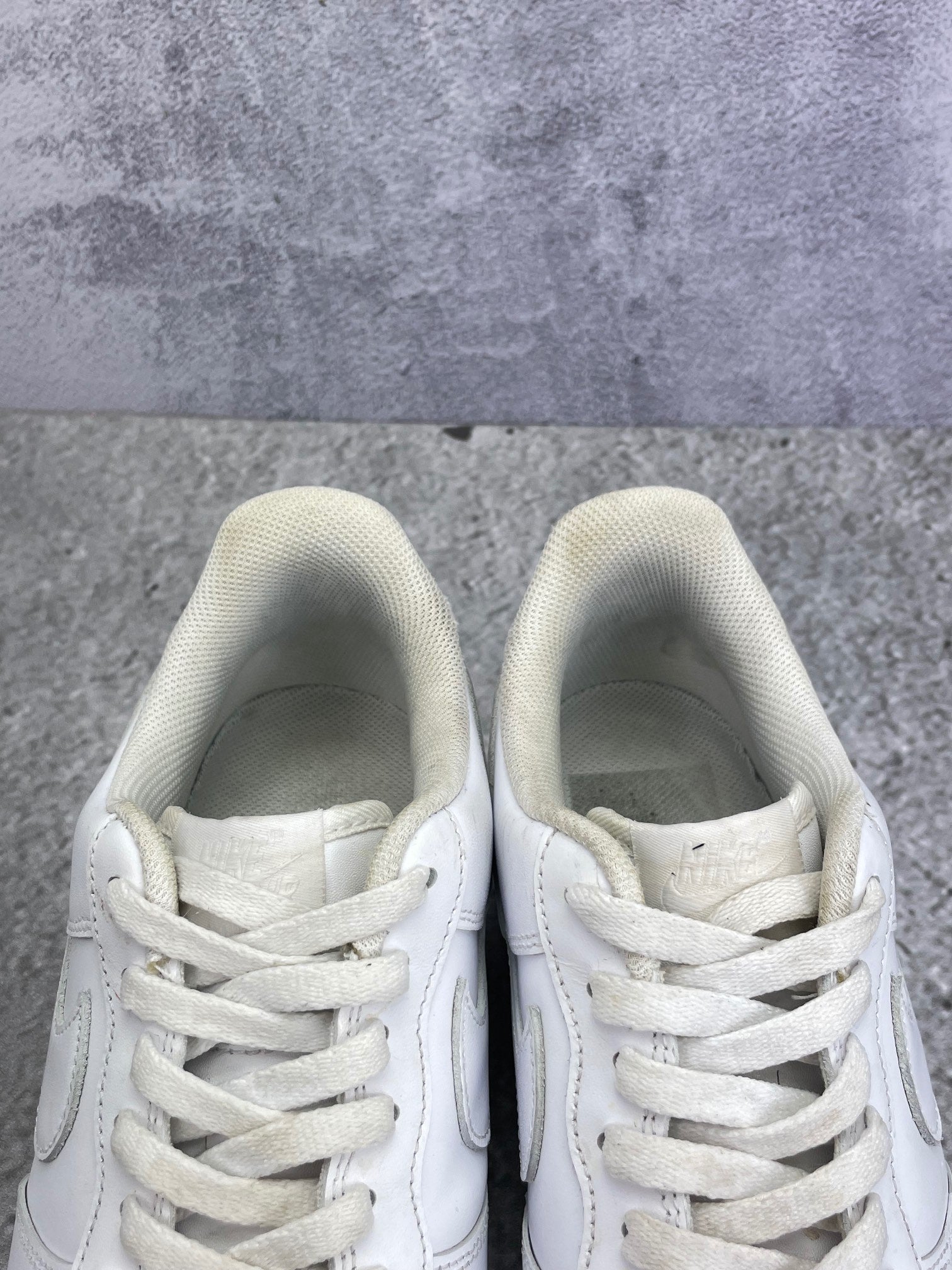 Nike Air Force 1 Low Triple White — buty sportowe męskie w bardzo dobrym stanie rozmiar 44, zapiętki butów