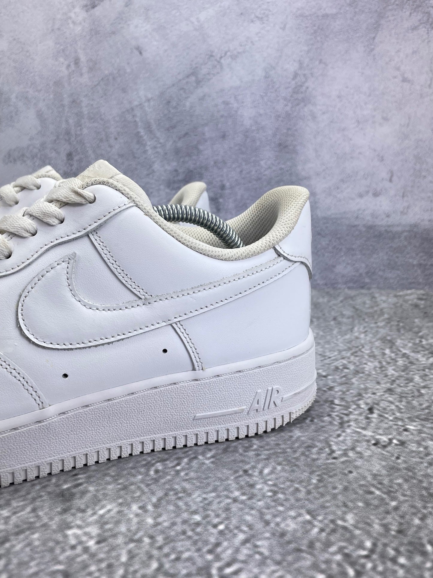 Nike Air Force 1 Low Triple White — buty sportowe męskie w bardzo dobrym stanie rozmiar 44, opcjonalne zdjęcie 1
